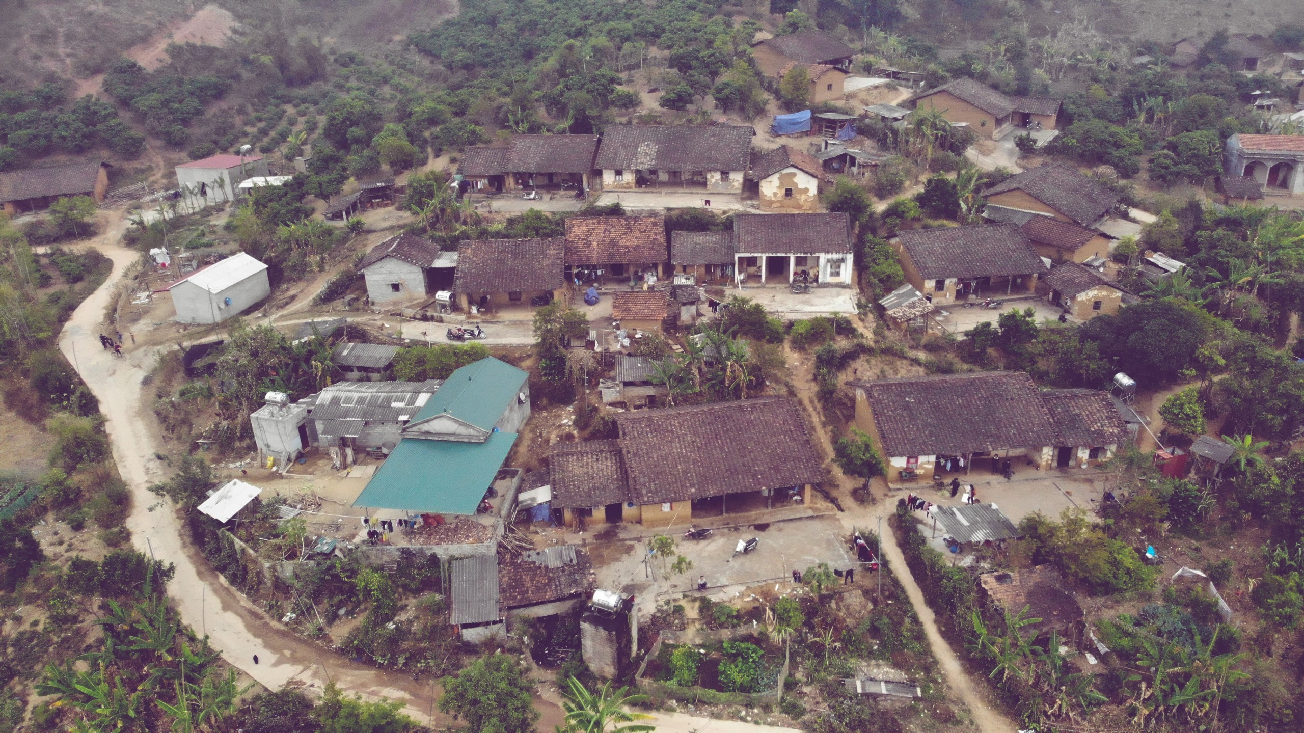 Độc đáo ngôi làng cổ có 17 căn nhà xây bằng đất đỏ ở Bắc Giang- Ảnh 2.