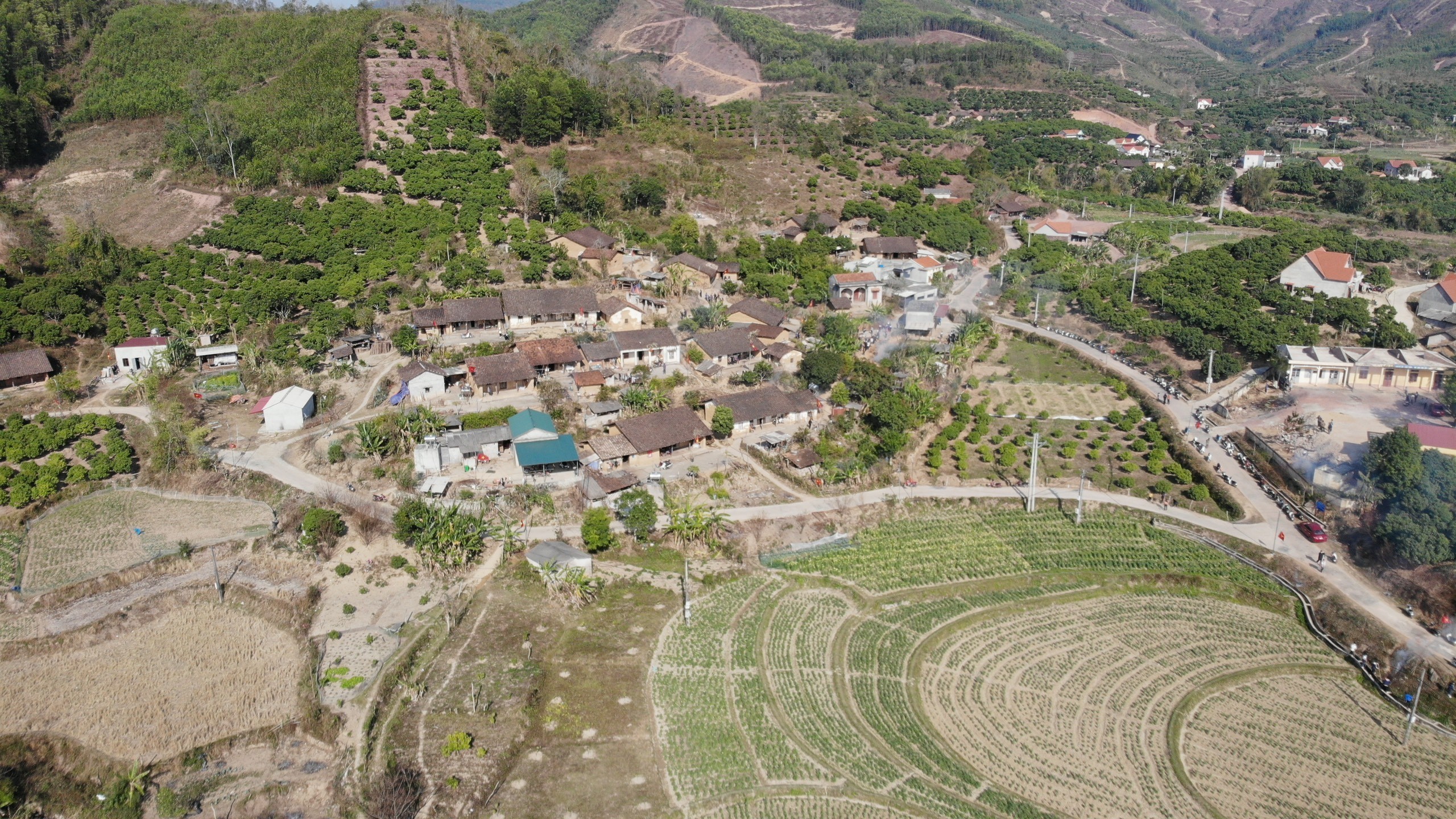 Độc đáo ngôi làng cổ có 17 căn nhà xây bằng đất đỏ ở Bắc Giang- Ảnh 1.