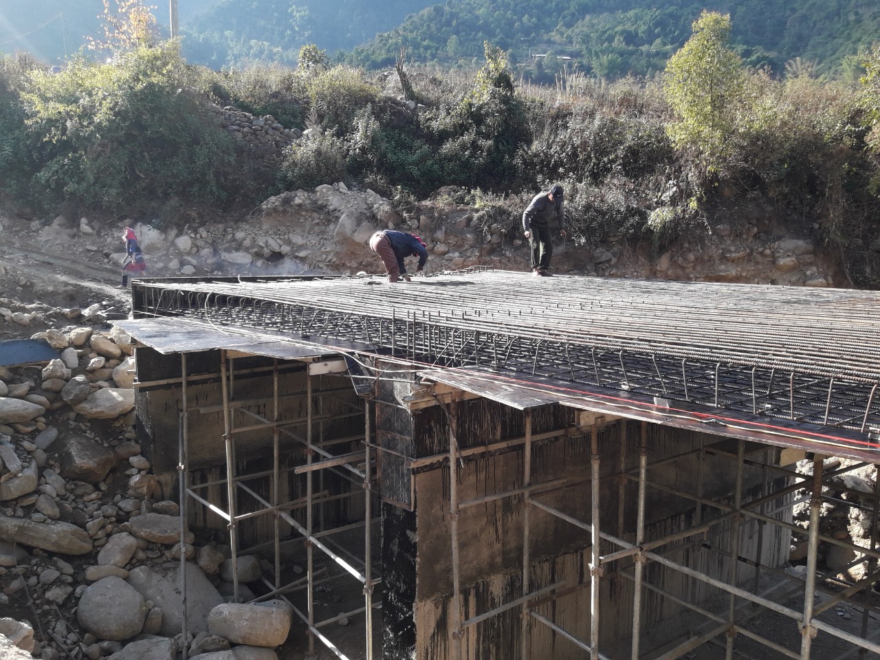 Cây cầu của Báo Giao thông giúp người dân vùng cao Sơn La đi lại an toàn, thoát nghèo- Ảnh 6.