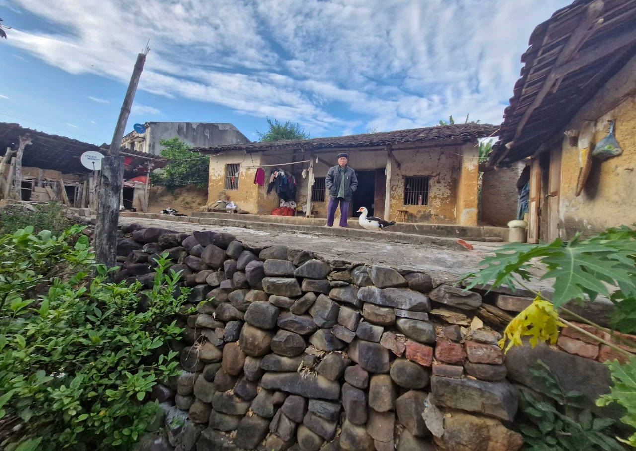Độc đáo ngôi làng cổ có 17 căn nhà xây bằng đất đỏ ở Bắc Giang- Ảnh 6.