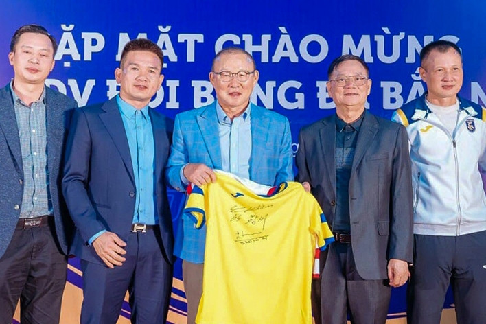 Đội bóng Việt Nam ra điều khoản lạ với HLV Park Hang-seo- Ảnh 1.