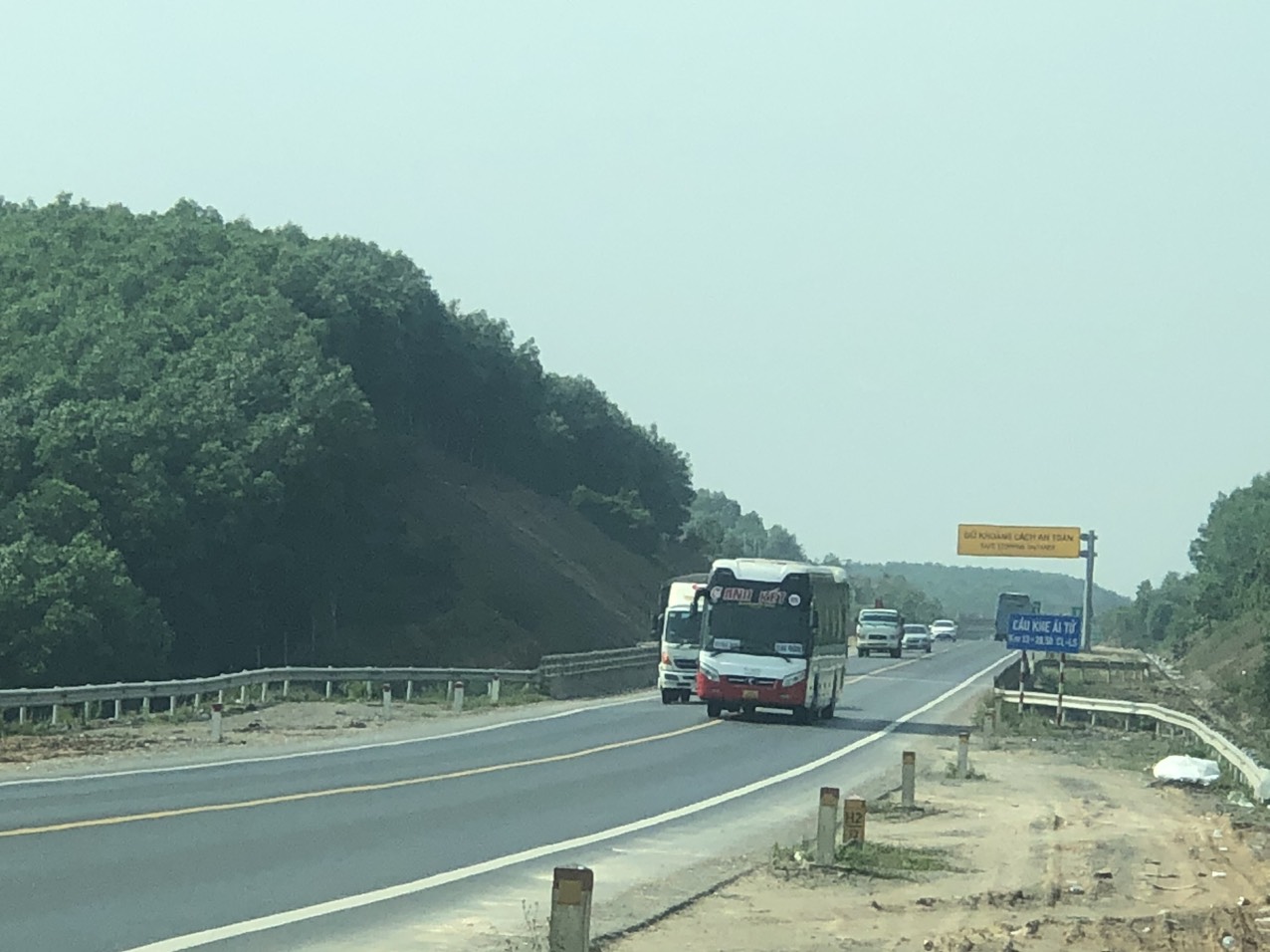 Cận cảnh biển báo, vạch kẻ đường trên cao tốc Cam Lộ - La Sơn sau tai nạn 3 người chết- Ảnh 12.