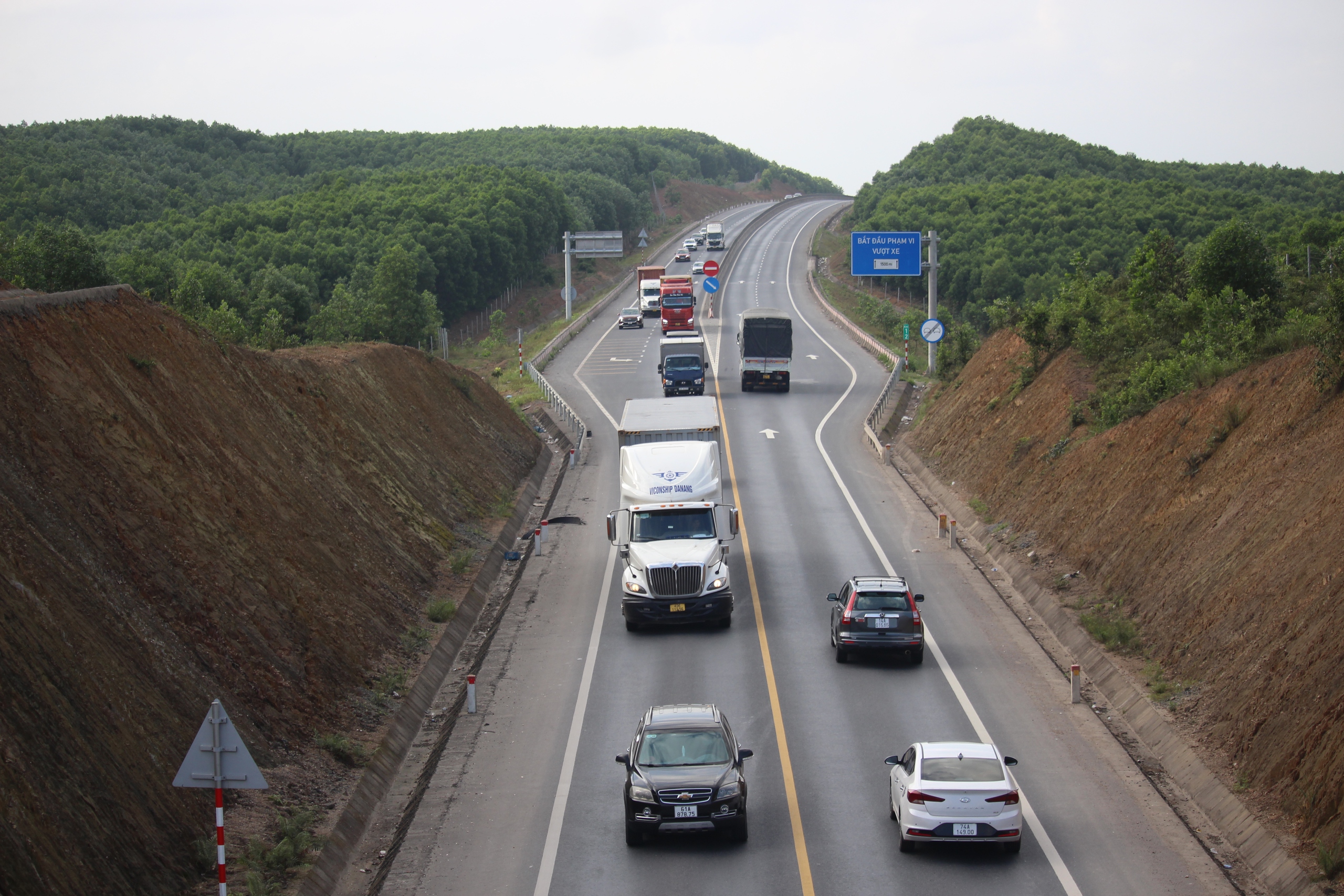 Cận cảnh biển báo, vạch kẻ đường trên cao tốc Cam Lộ - La Sơn sau tai nạn 3 người chết- Ảnh 10.
