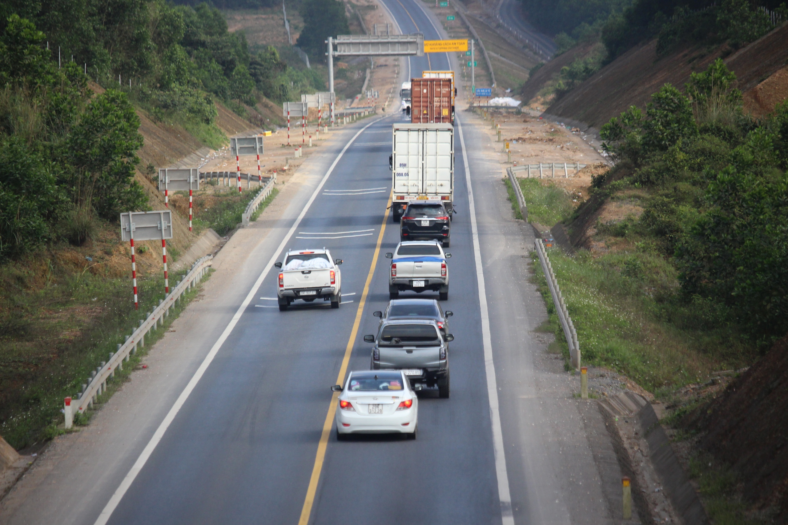 Cận cảnh biển báo, vạch kẻ đường trên cao tốc Cam Lộ - La Sơn sau tai nạn 3 người chết- Ảnh 14.