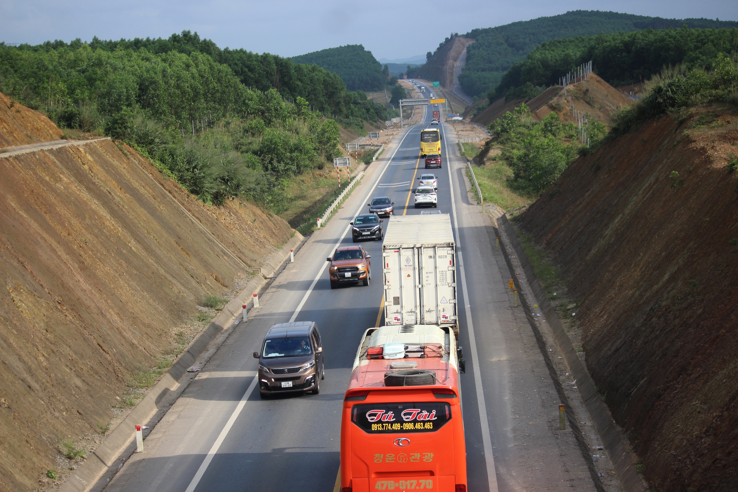 Cận cảnh biển báo, vạch kẻ đường trên cao tốc Cam Lộ - La Sơn sau tai nạn 3 người chết- Ảnh 15.