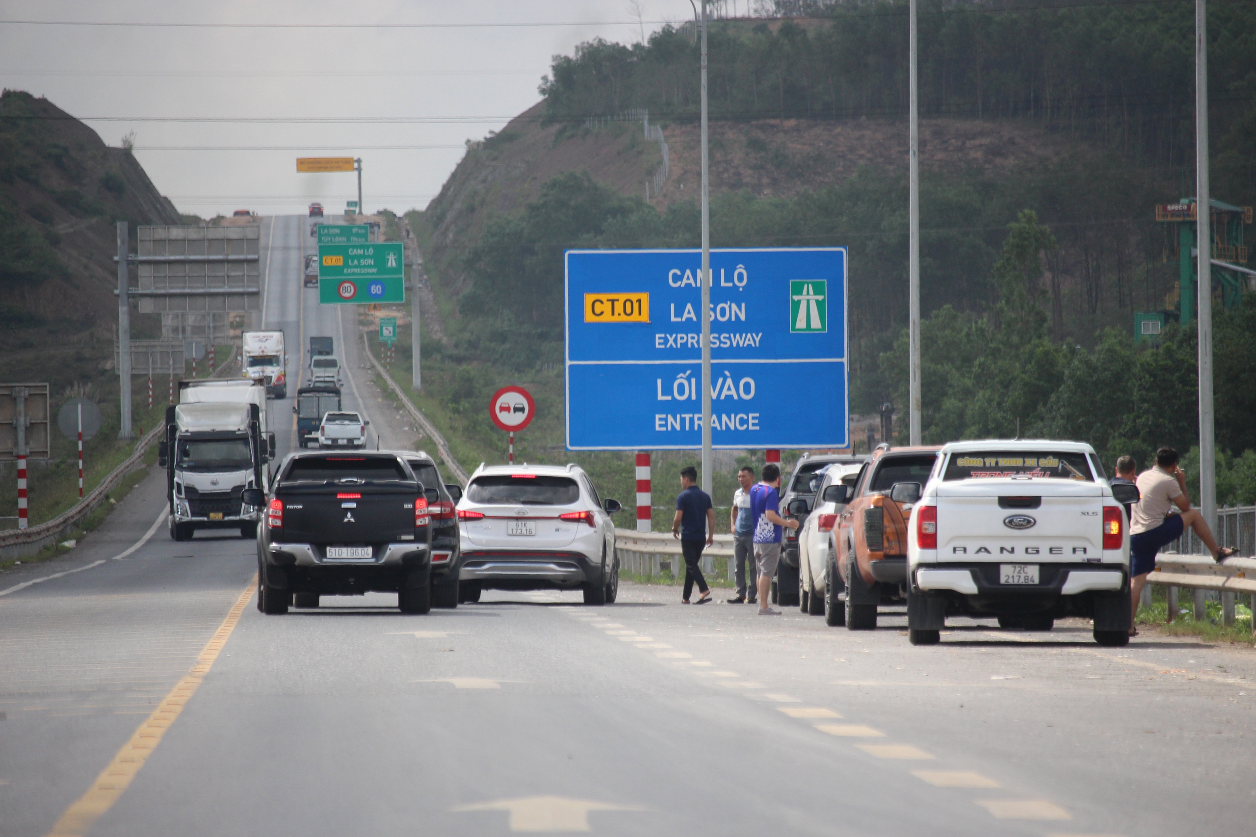 Cận cảnh biển báo, vạch kẻ đường trên cao tốc Cam Lộ - La Sơn sau tai nạn 3 người chết- Ảnh 3.