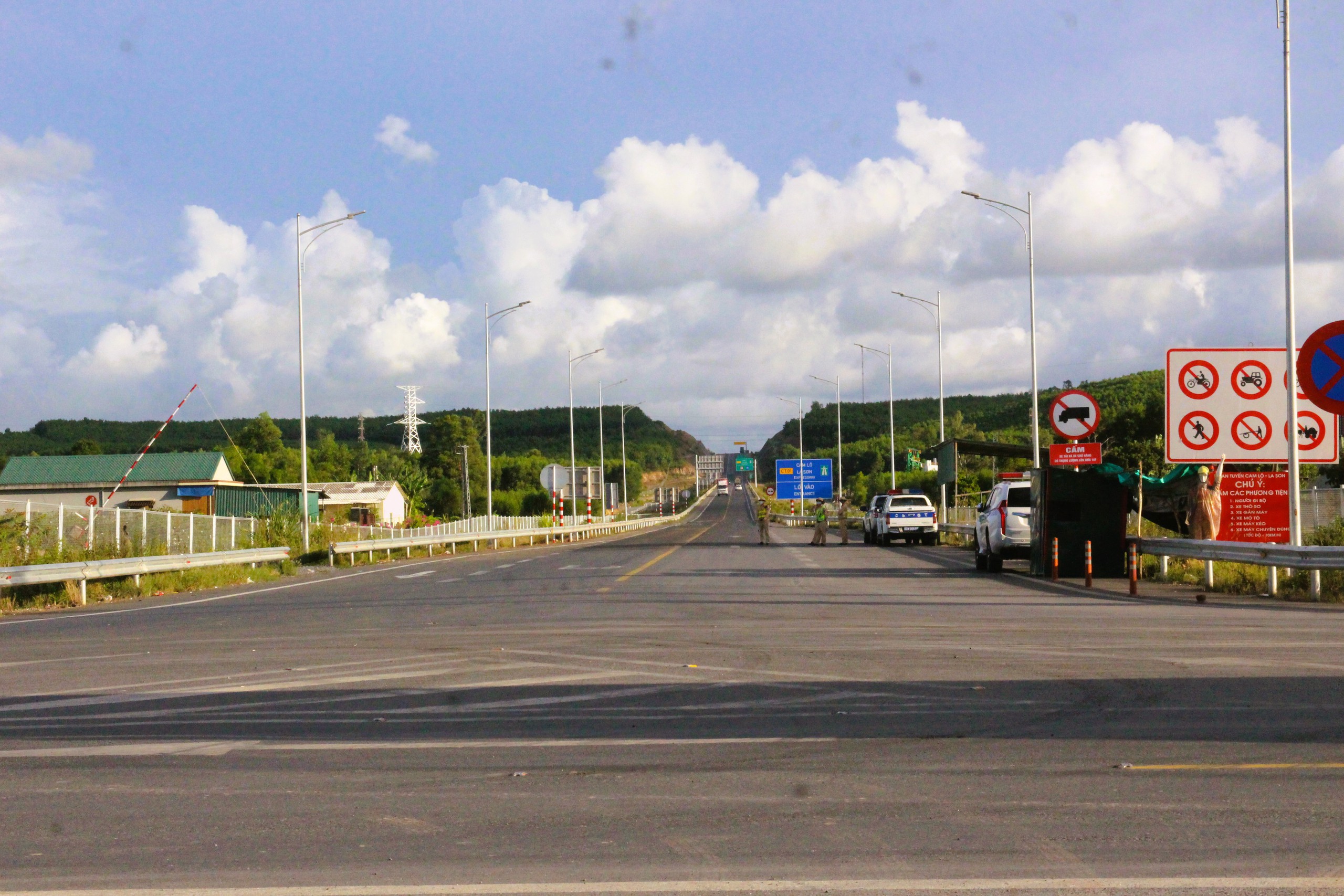 Cận cảnh biển báo, vạch kẻ đường trên cao tốc Cam Lộ - La Sơn sau tai nạn 3 người chết- Ảnh 4.