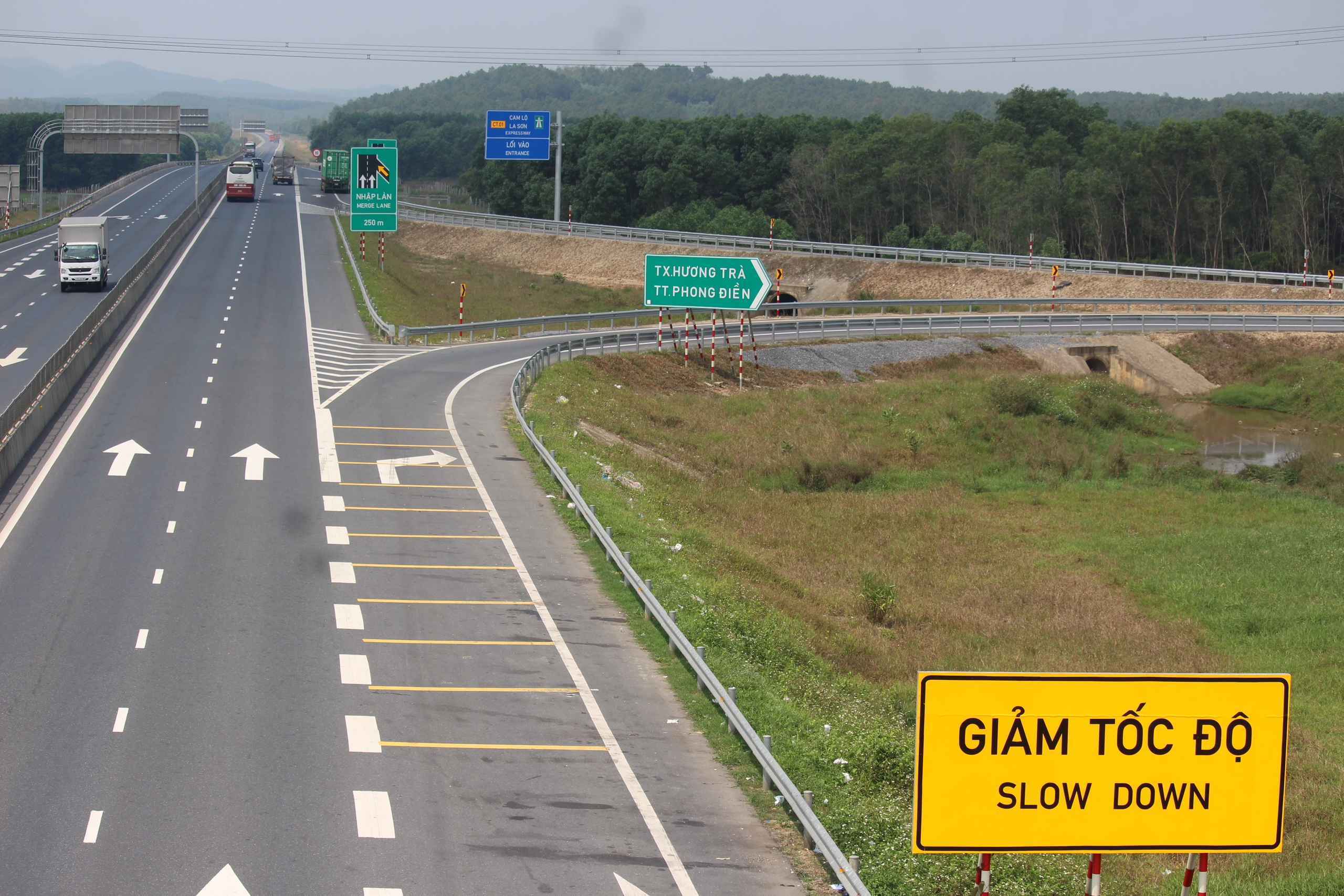 Cận cảnh biển báo, vạch kẻ đường trên cao tốc Cam Lộ - La Sơn sau tai nạn 3 người chết- Ảnh 6.
