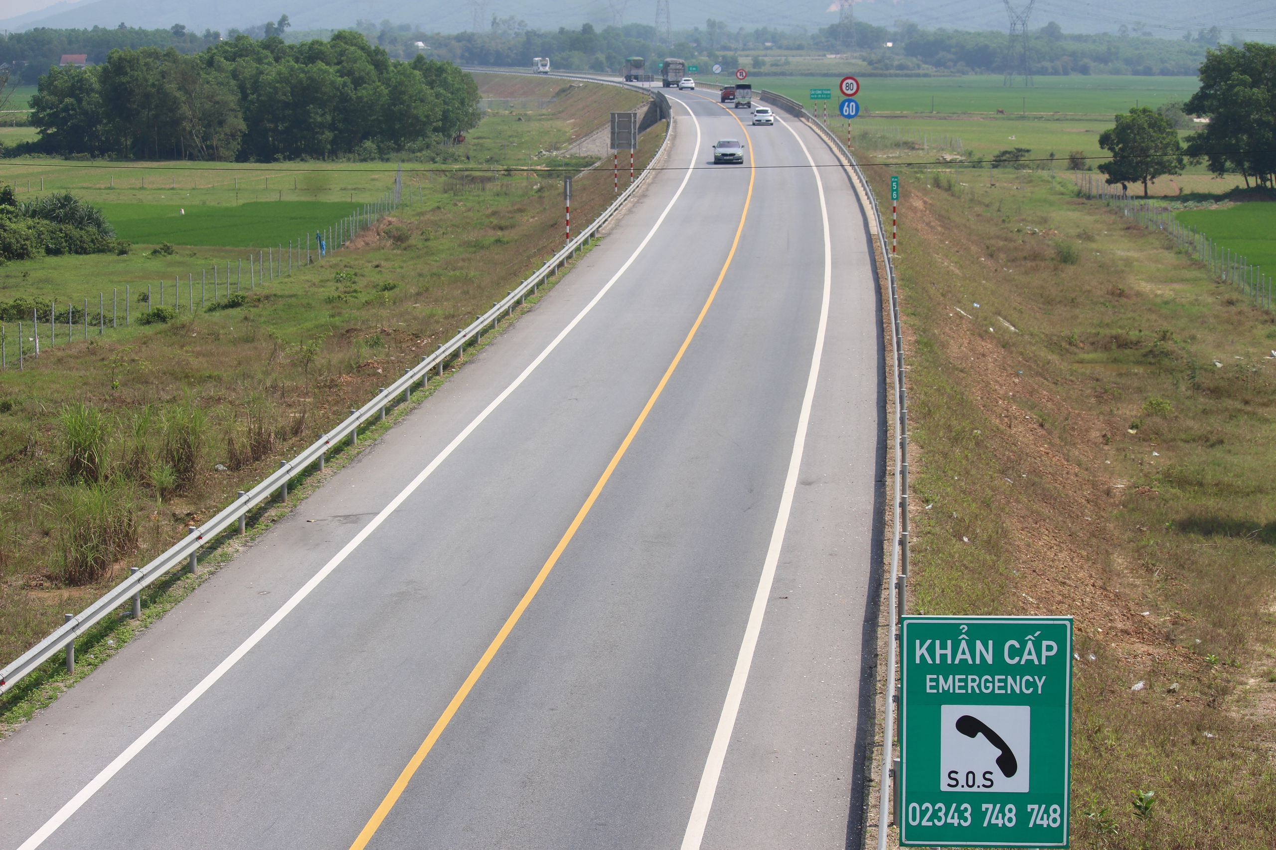 Cận cảnh biển báo, vạch kẻ đường trên cao tốc Cam Lộ - La Sơn sau tai nạn 3 người chết- Ảnh 9.