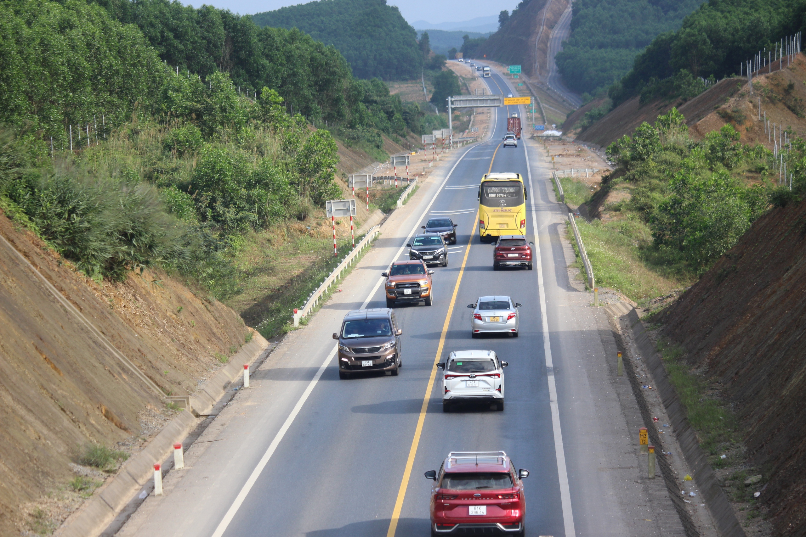Cận cảnh biển báo, vạch kẻ đường trên cao tốc Cam Lộ - La Sơn sau tai nạn 3 người chết- Ảnh 13.