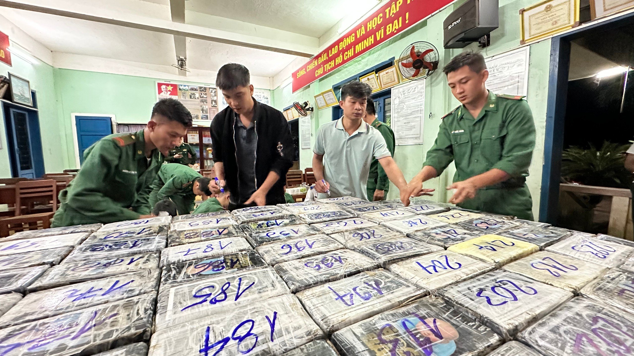 Thanh niên đi câu cá phát hiện lô ma túy khủng gần 300kg được UBND tỉnh tặng bằng khen- Ảnh 1.