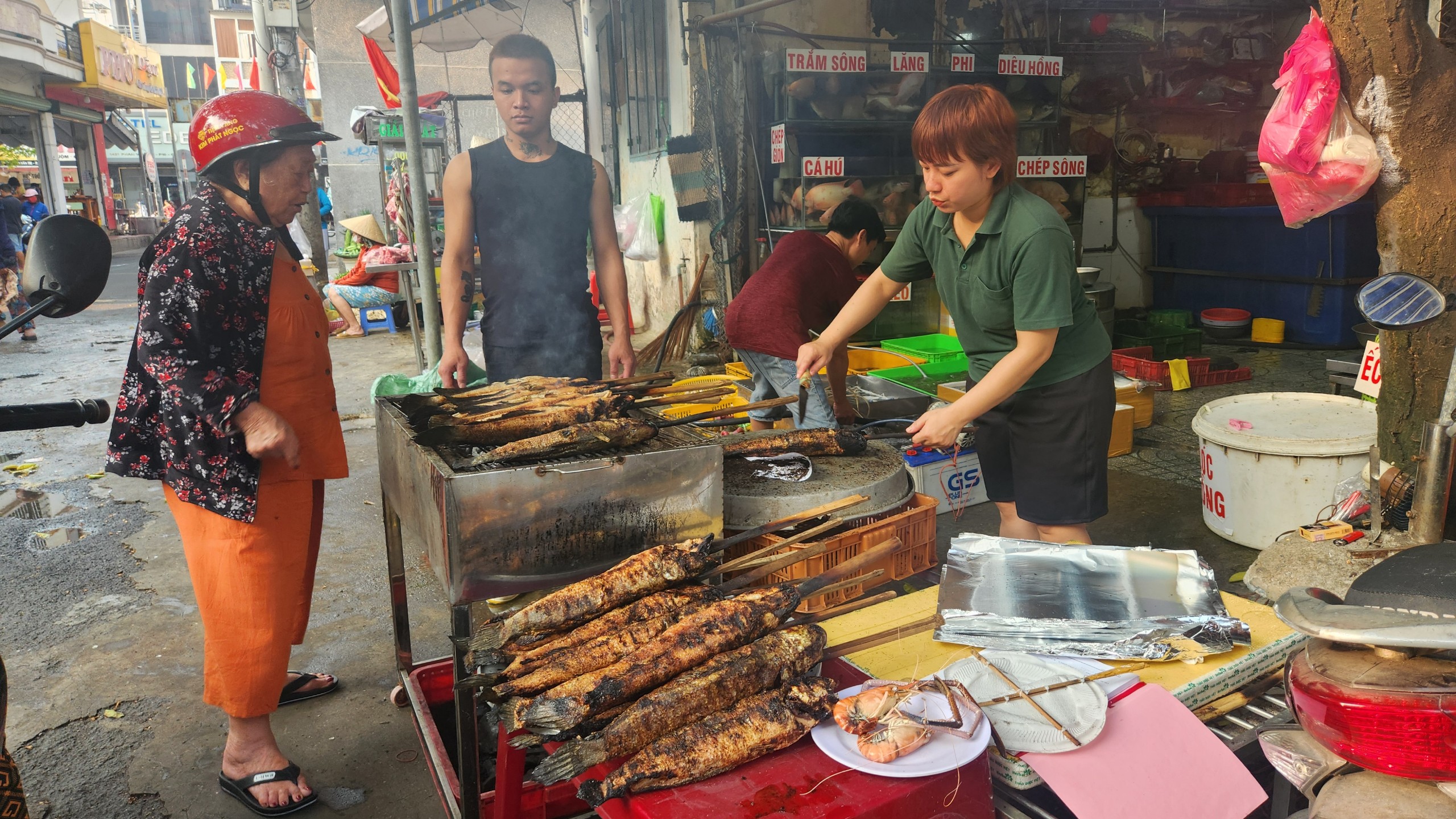 Chợ truyền thống thơm phức mùi cá lóc nướng ngày vía Thần Tài- Ảnh 1.