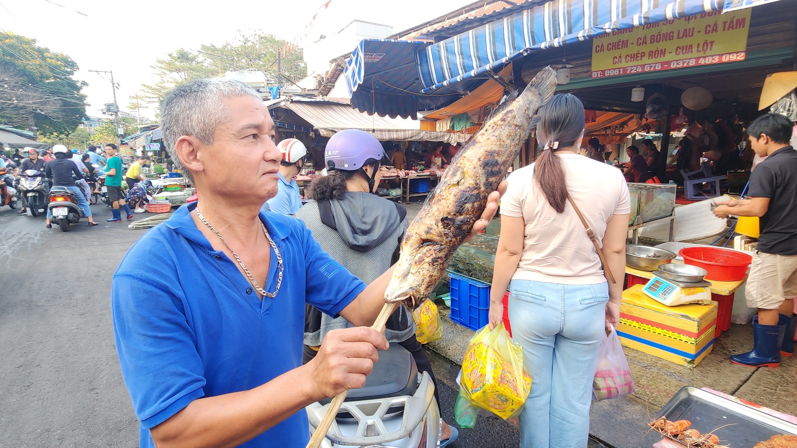 Chợ truyền thống thơm phức mùi cá lóc nướng ngày vía Thần Tài- Ảnh 4.