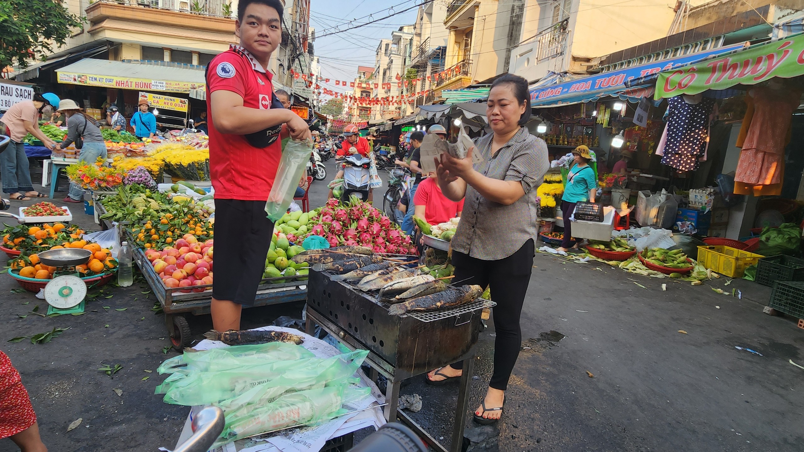 Chợ truyền thống thơm phức mùi cá lóc nướng ngày vía Thần Tài- Ảnh 6.