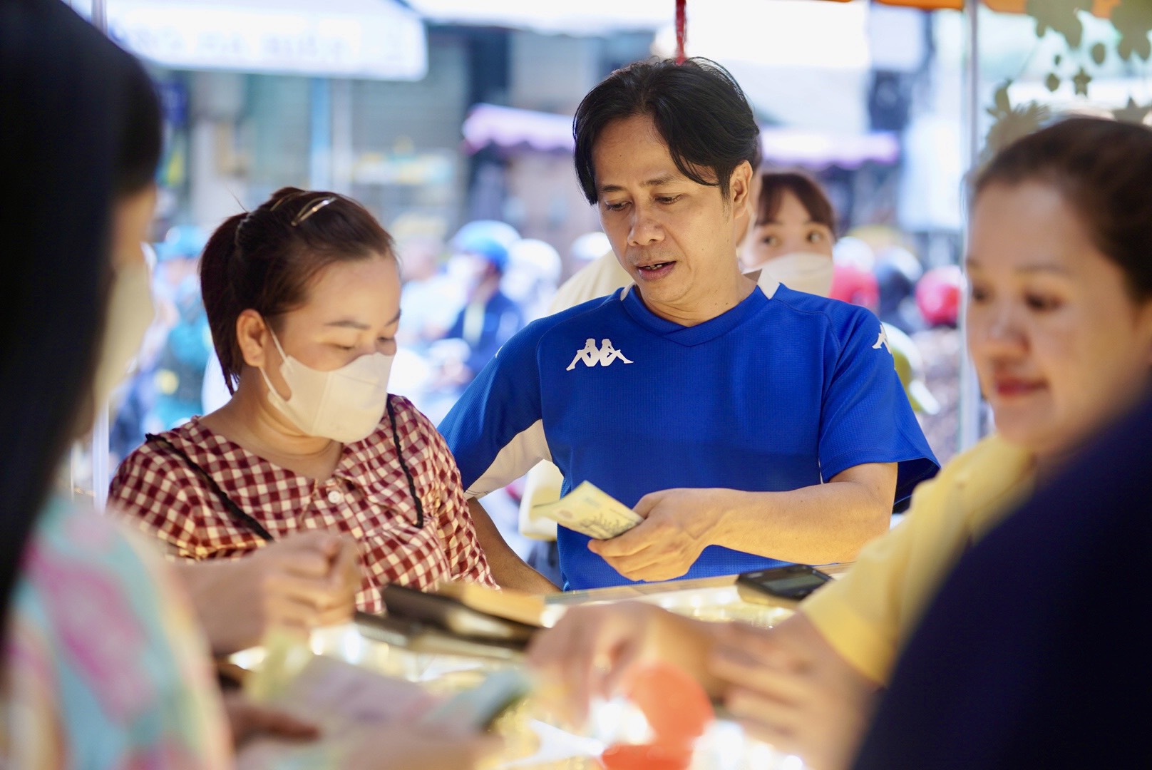 Cửa hàng vàng ở TP.HCM đông đúc từ sáng sớm ngày vía Thần Tài- Ảnh 8.