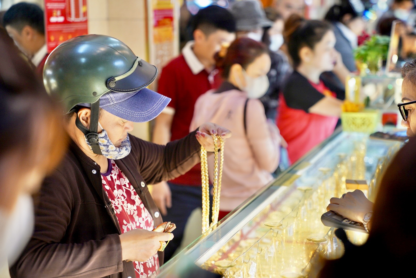 Cửa hàng vàng ở TP.HCM đông đúc từ sáng sớm ngày vía Thần Tài- Ảnh 5.