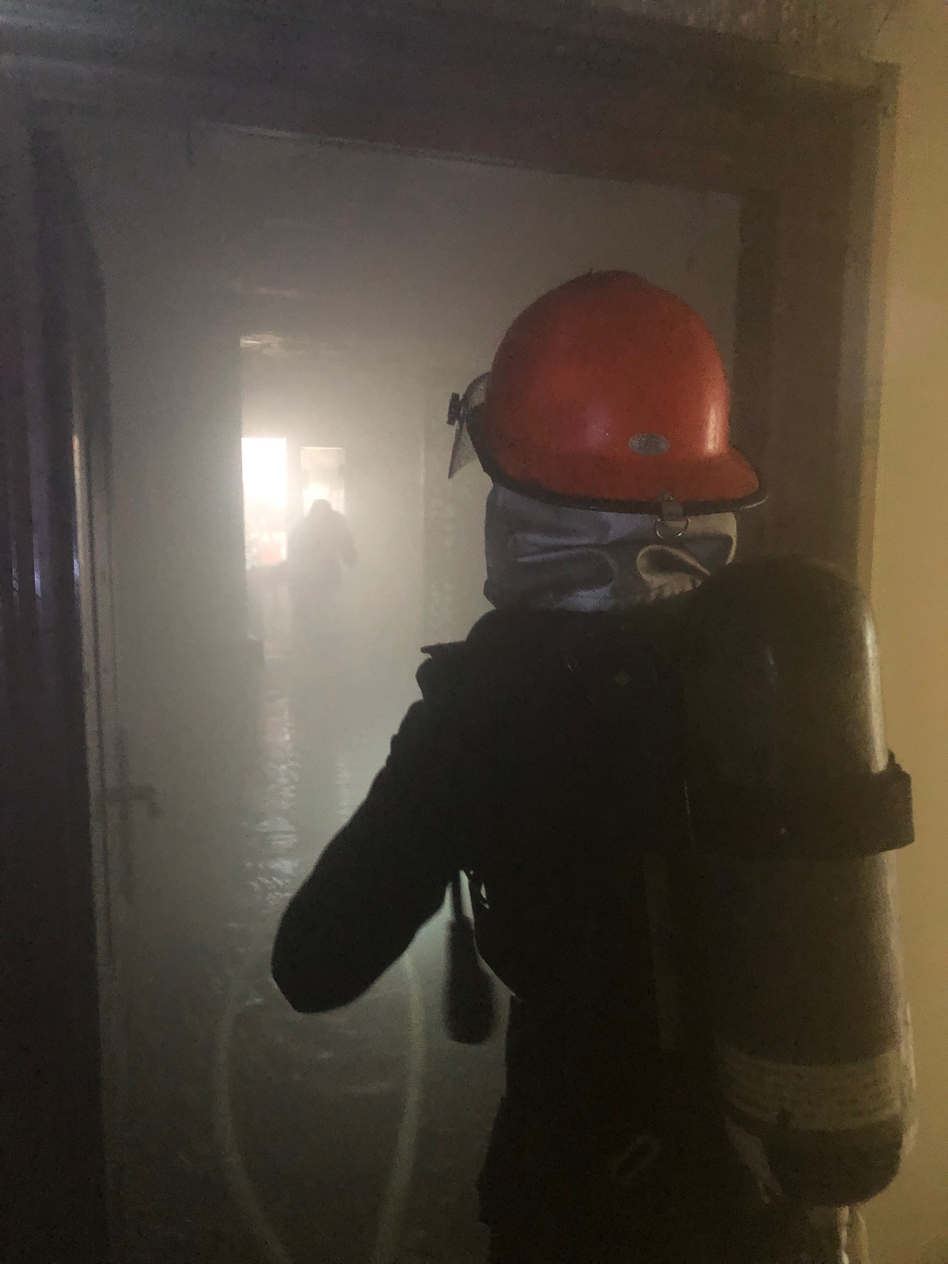 Chủ nhà đi vắng, cảnh sát phá cửa xông vào chữa cháy căn hộ tầng 7 chung cư- Ảnh 1.