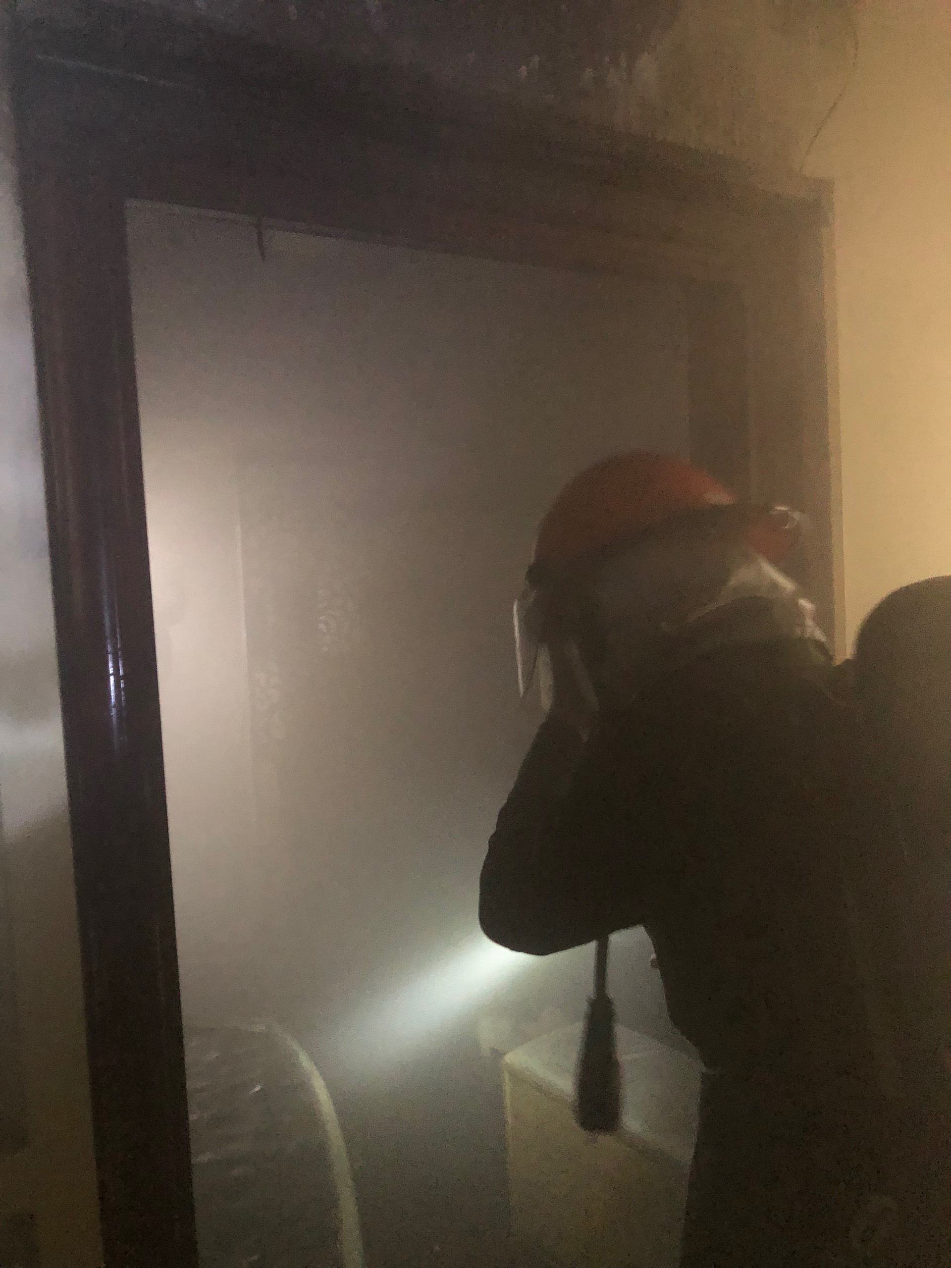 Chủ nhà đi vắng, cảnh sát phá cửa xông vào chữa cháy căn hộ tầng 7 chung cư- Ảnh 2.