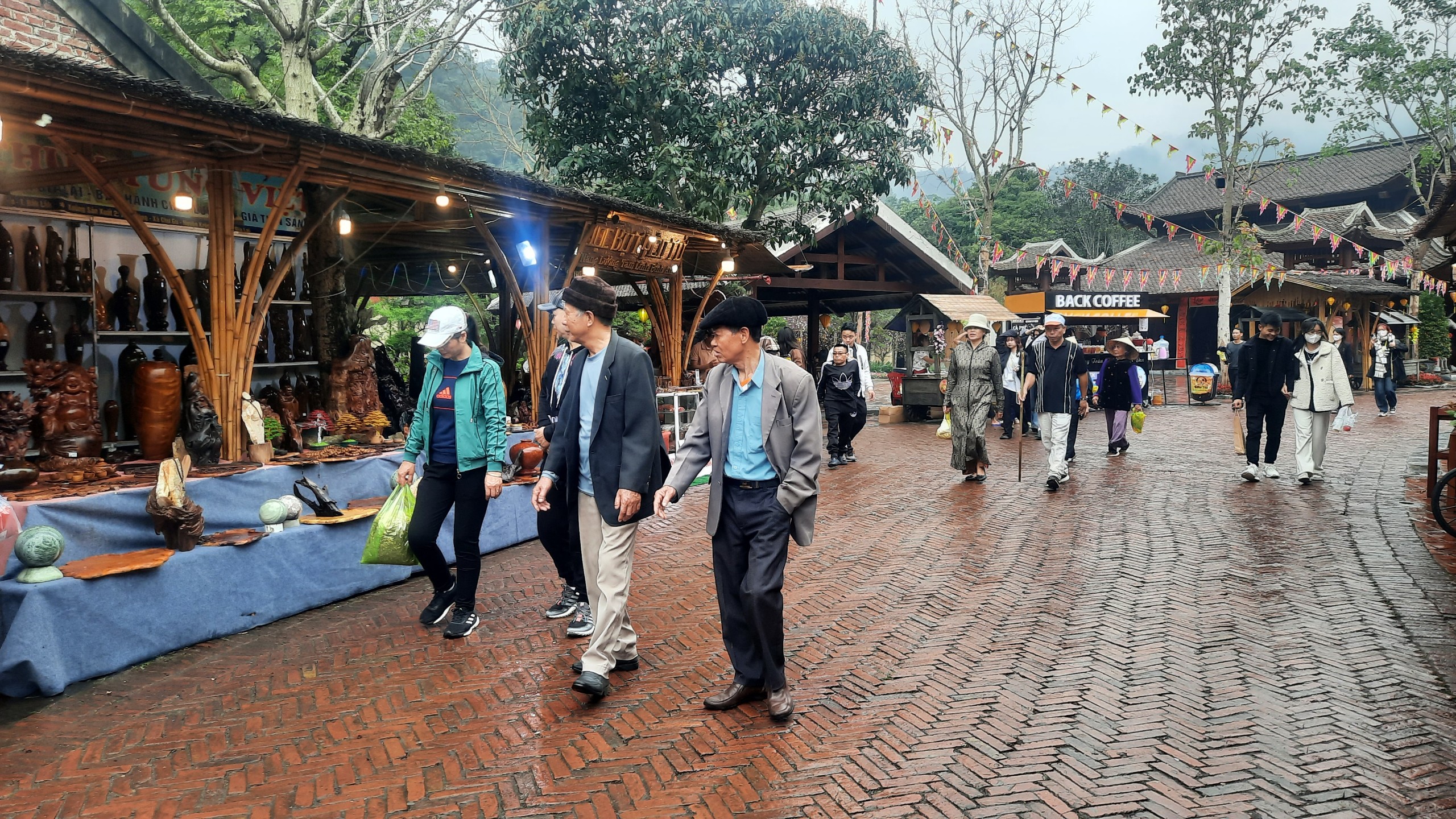 Hàng vạn du khách về khai hội xuân Yên Tử, giao thông thuận lợi- Ảnh 5.