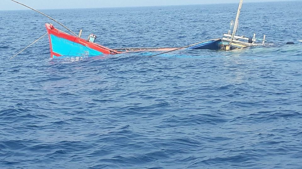 Tàu cá Quảng Nam bị đâm chìm khi đang hành nghề trên biển- Ảnh 1.