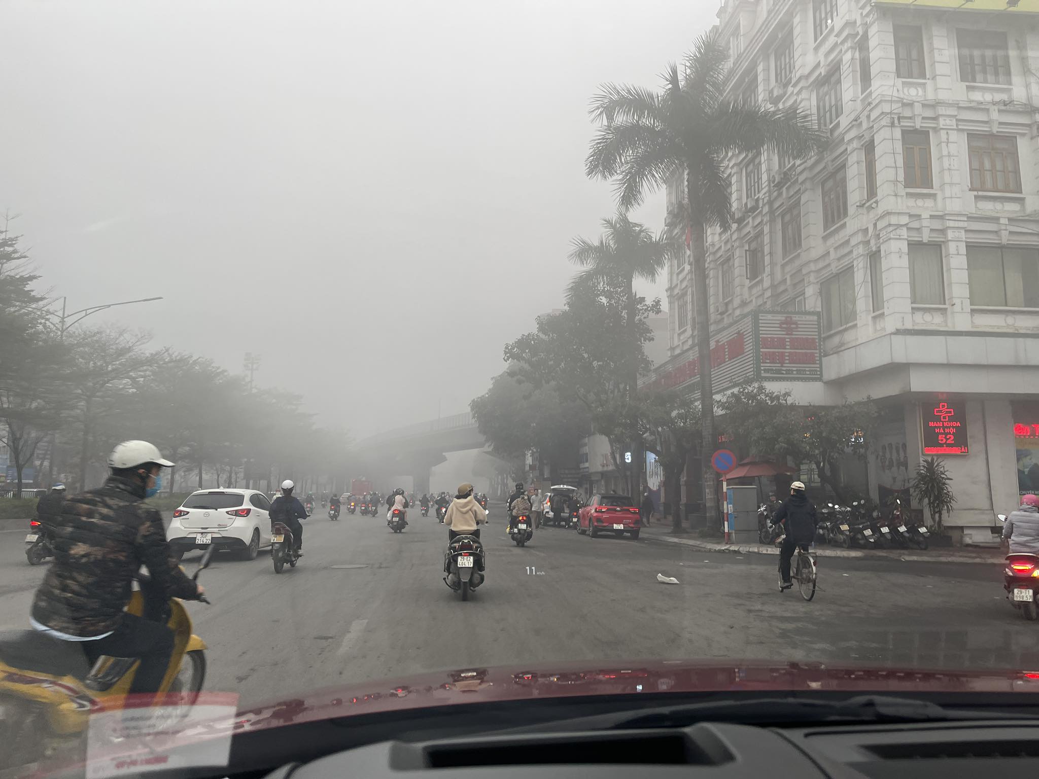 Kinh nghiệm lái xe dưới trời sương mù dày đặc- Ảnh 2.
