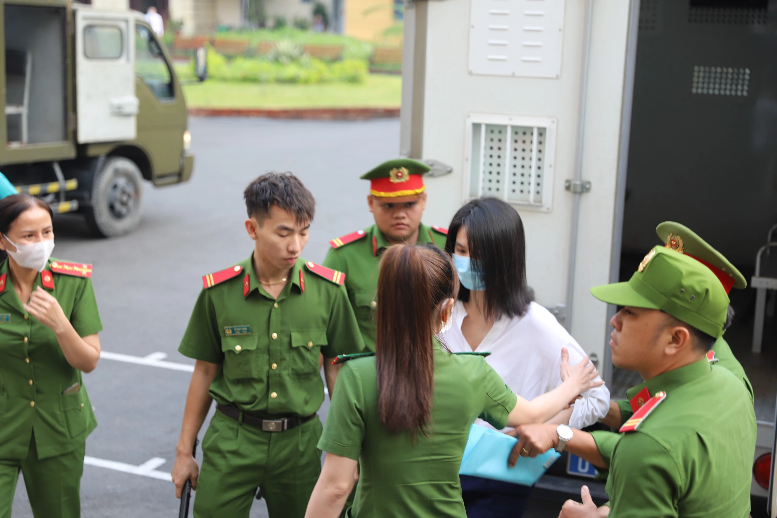 Hình ảnh bị cáo Ngọc Trinh được dẫn giải đến toà- Ảnh 3.