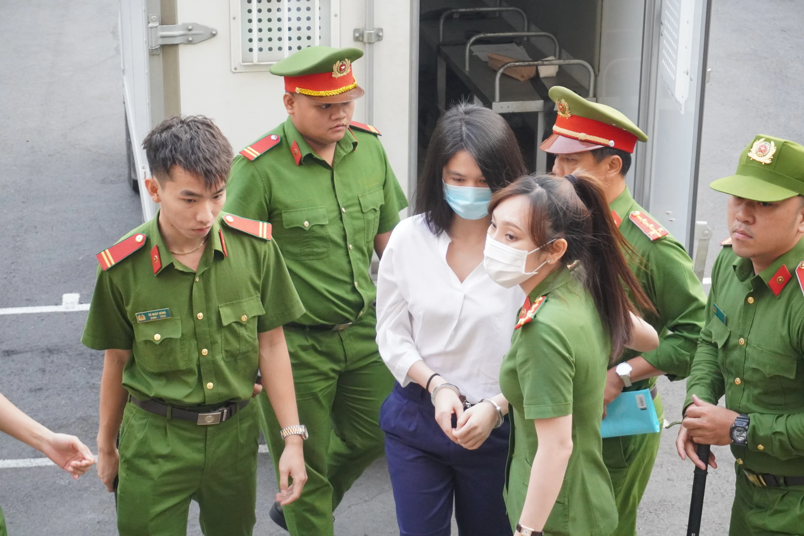 Hình ảnh bị cáo Ngọc Trinh được dẫn giải đến toà- Ảnh 5.