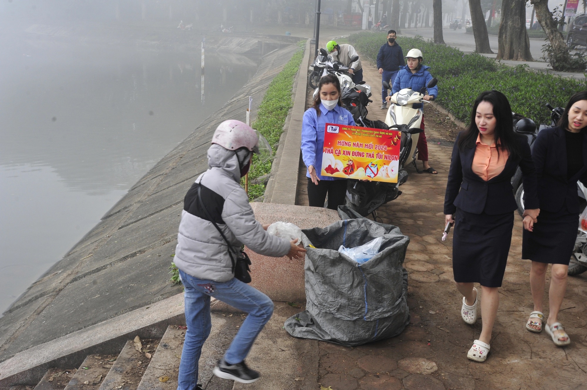 Bất ngờ cách hỗ trợ thả cá chép tiễn ông Công, ông Táo- Ảnh 11. Bất ngờ cách hỗ trợ thả cá chép tiễn ông Công, ông Táo- Ảnh 11.