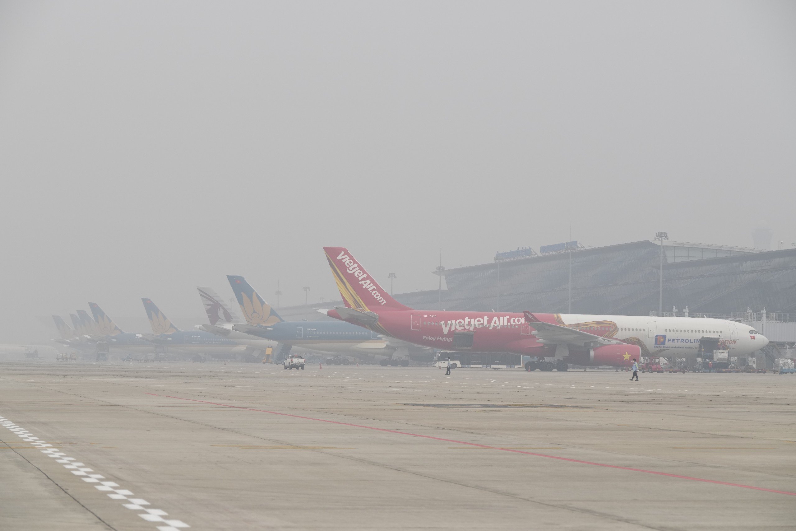 Sương mù dày đặc, gần 100 chuyến bay không thể cất, hạ cánh tại Nội Bài- Ảnh 1.