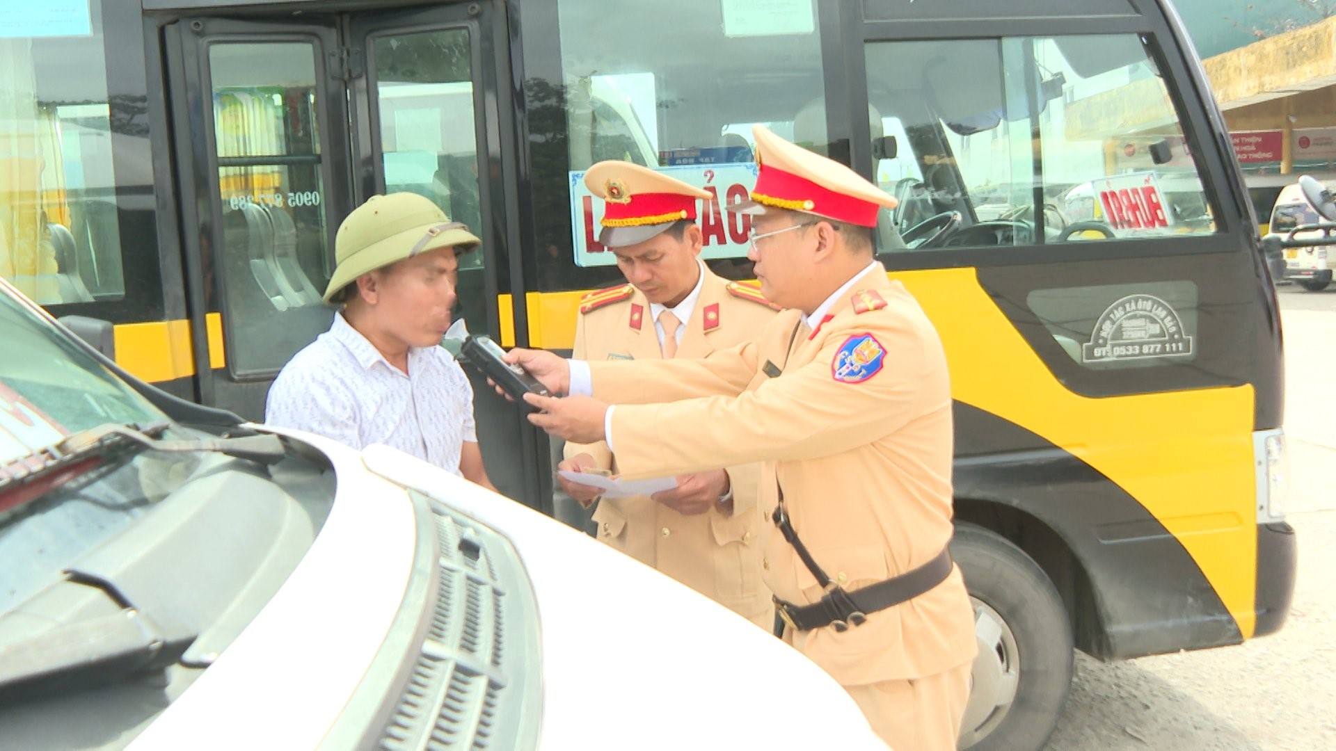 Thừa Thiên Huế: 15 ngày ra quân, phát hiện gần 800 lái xe vi phạm nồng độ cồn, ma túy- Ảnh 1.