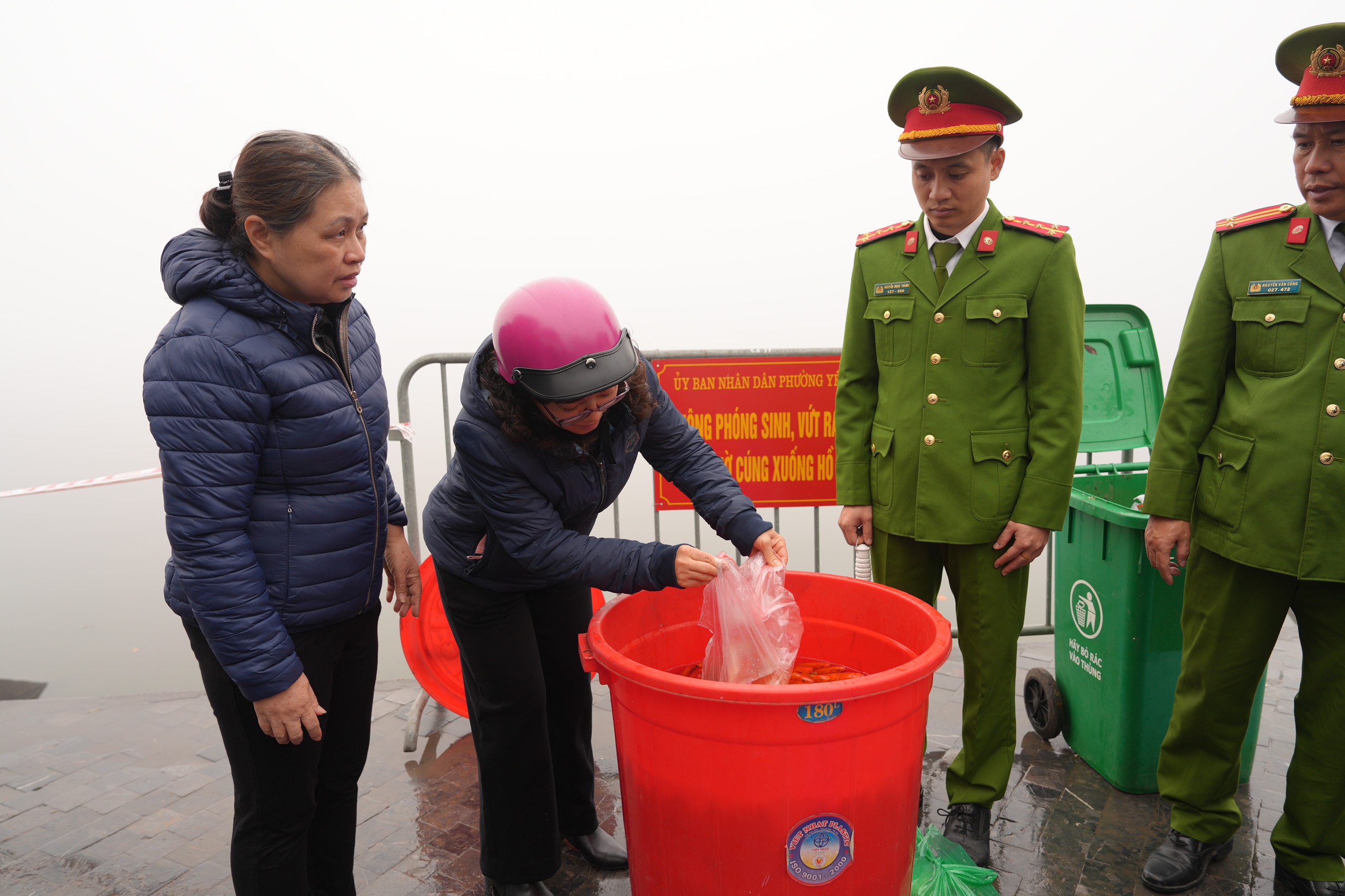 Bất ngờ cách hỗ trợ thả cá chép tiễn ông Công, ông Táo- Ảnh 7. Bất ngờ cách hỗ trợ thả cá chép tiễn ông Công, ông Táo- Ảnh 7.
