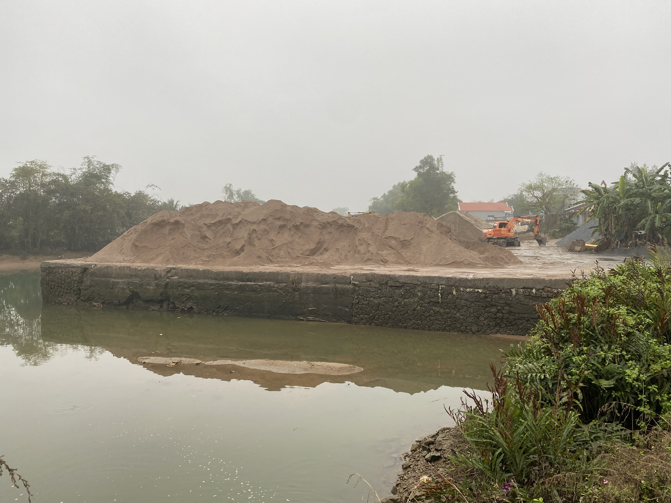 Quảng Ninh: Nhiều bến bãi trái phép ven sông, xã lúng túng hướng xử lý- Ảnh 3.
