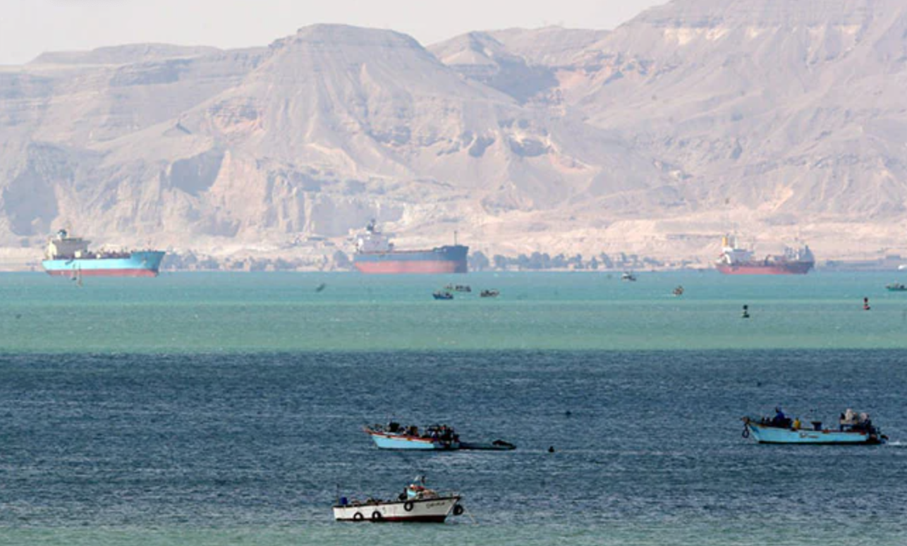 Doanh thu từ kênh đào Suez sụt tới 50% vì các cuộc tấn công của Houthi- Ảnh 1.