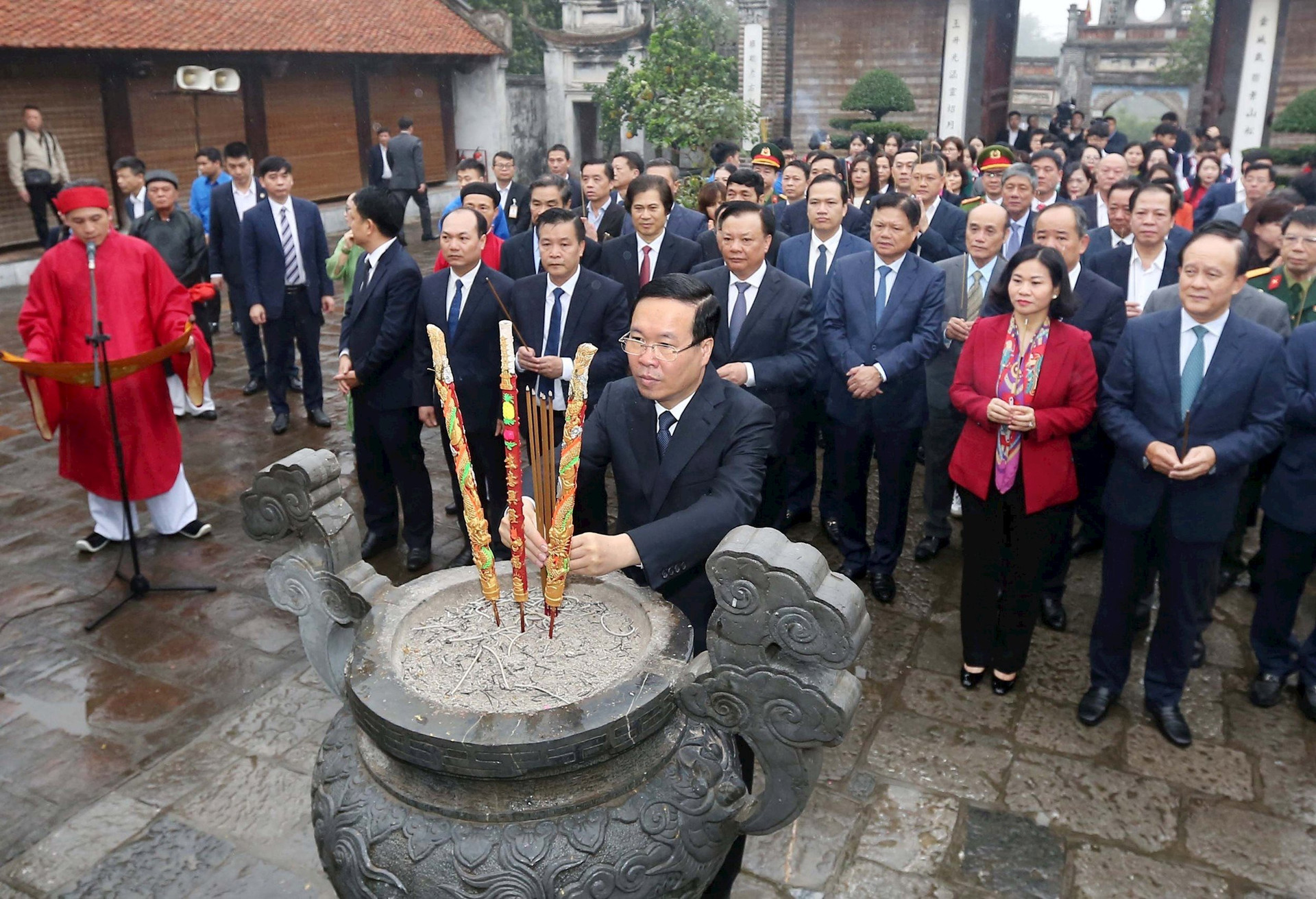 Chủ tịch nước dâng hương tưởng niệm Đức vua An Dương Vương tại Cổ Loa- Ảnh 1.