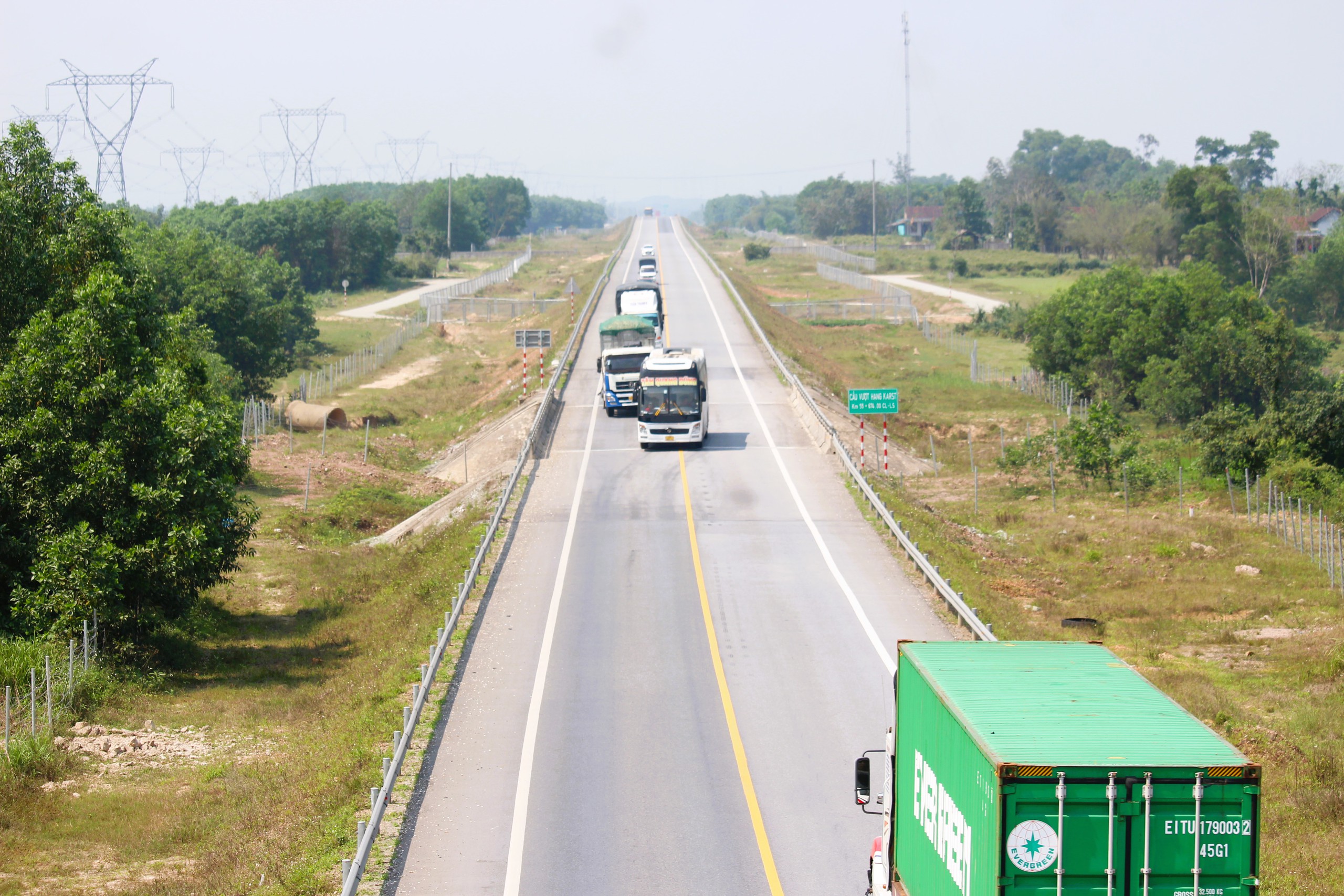 CSGT tăng cường xử lý vi phạm trên cao tốc Cam Lộ - La Sơn- Ảnh 6.