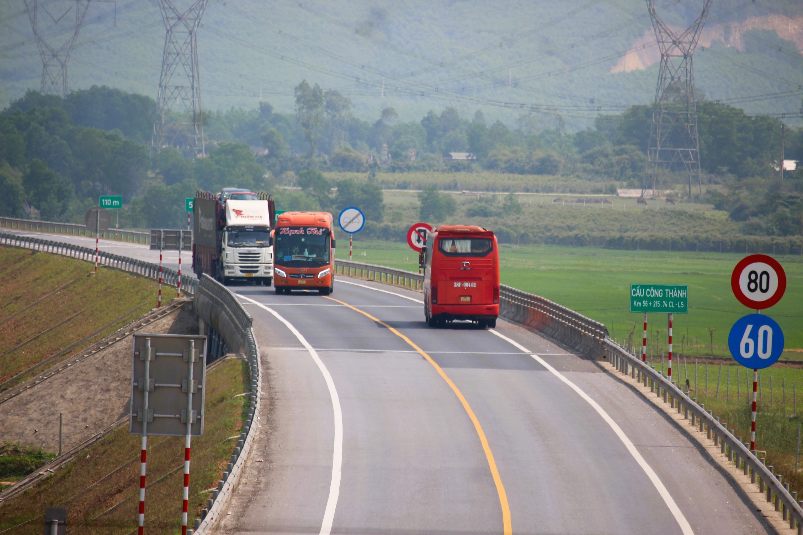 CSGT tăng cường xử lý vi phạm trên cao tốc Cam Lộ - La Sơn- Ảnh 5.