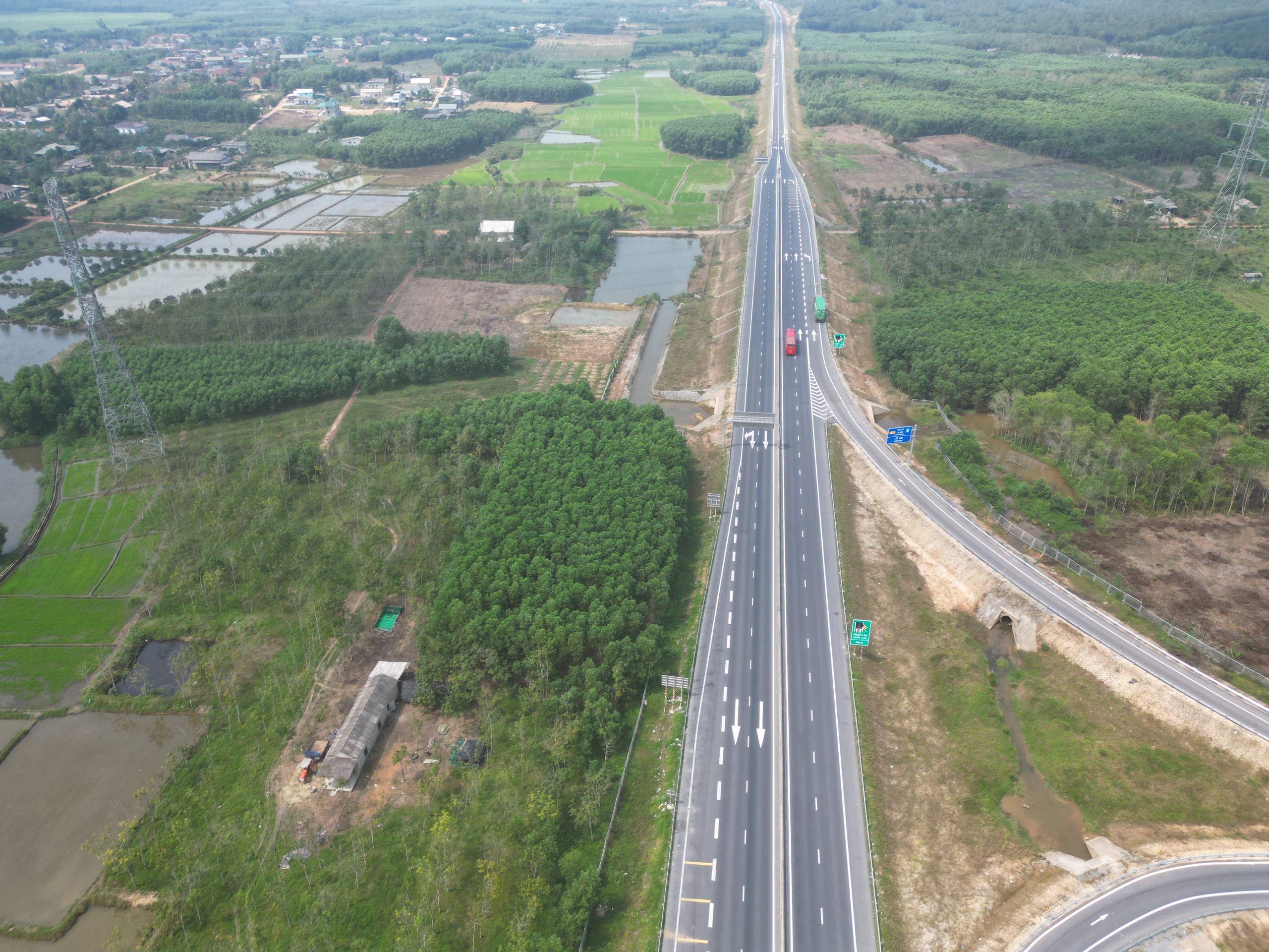 CSGT tăng cường xử lý vi phạm trên cao tốc Cam Lộ - La Sơn- Ảnh 3.