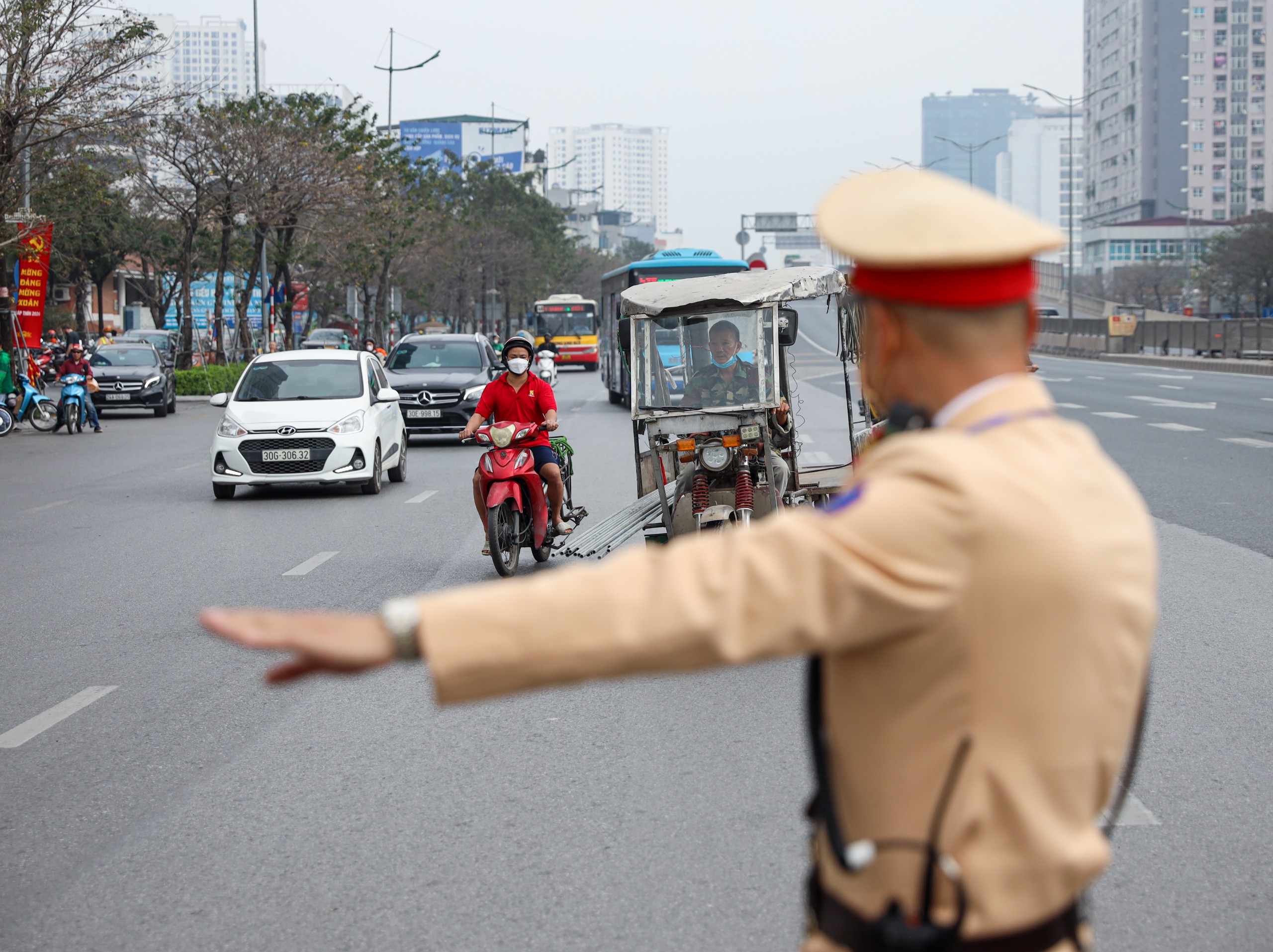 CSGT Hà Nội đồng loạt xử phạt nhiều xe tự chế nghênh ngang trên phố- Ảnh 1.