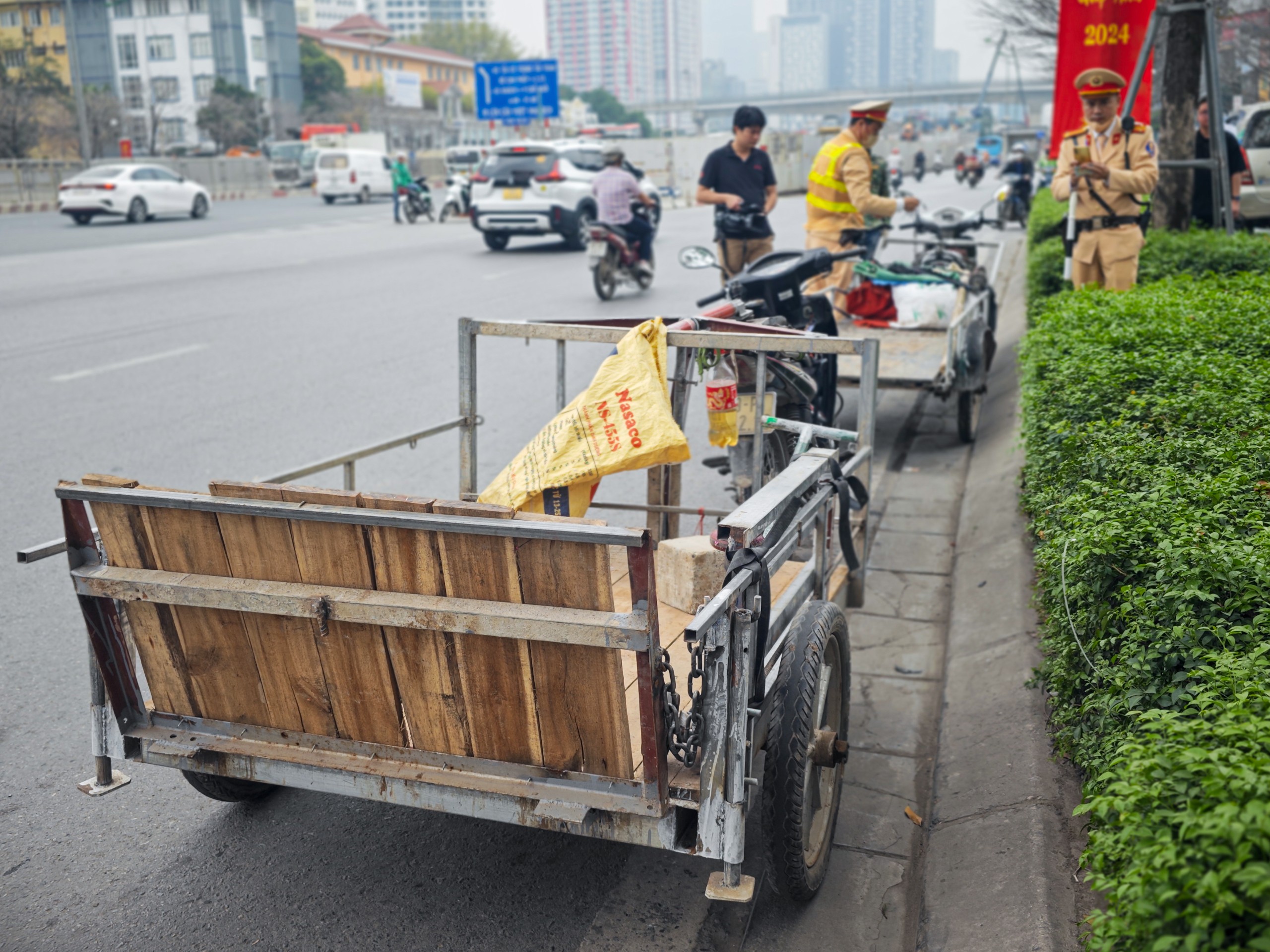 CSGT Hà Nội đồng loạt xử phạt nhiều xe tự chế nghênh ngang trên phố- Ảnh 2.