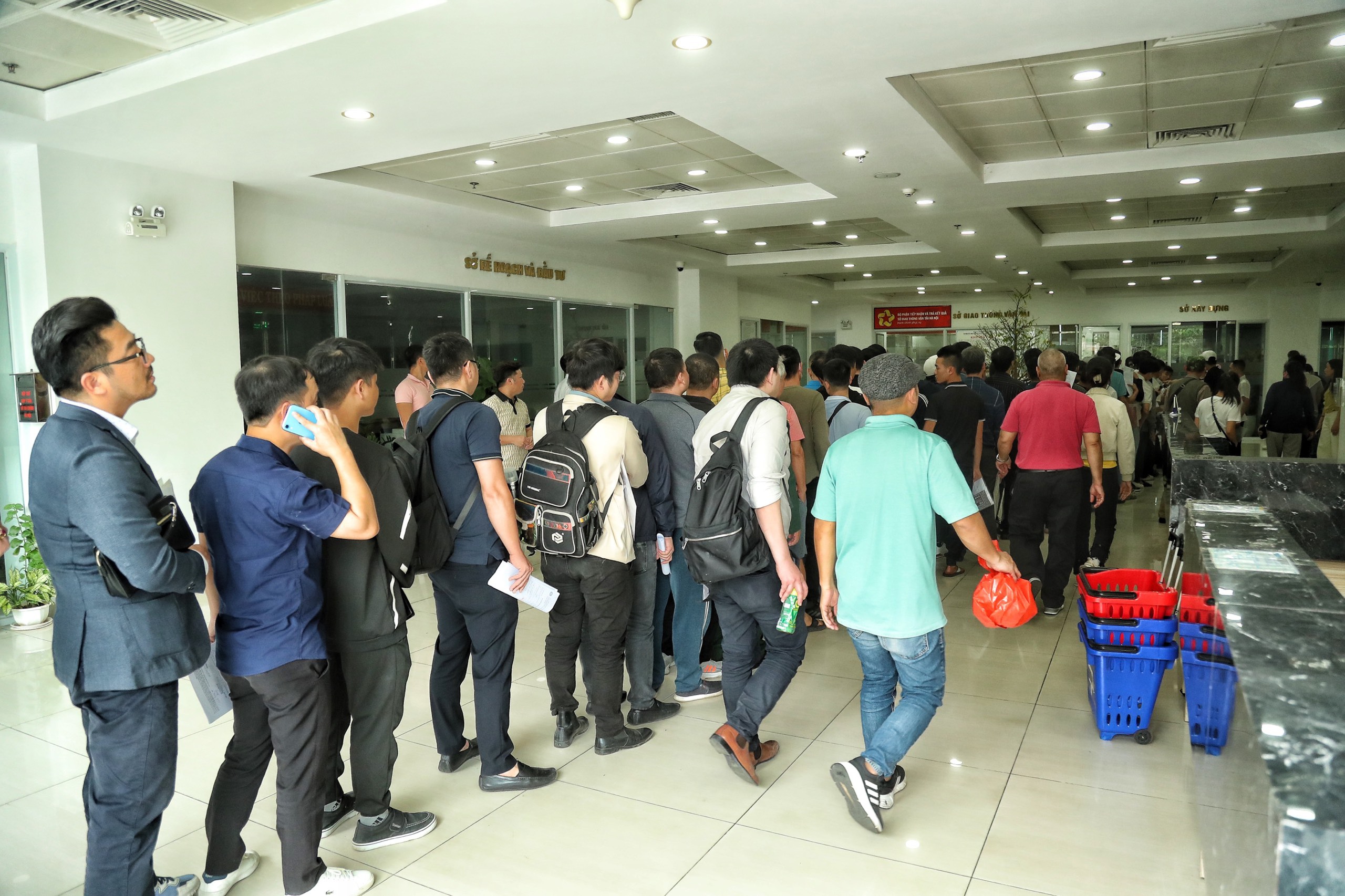 Người dân xếp hàng dài chờ cấp đổi GPLX ở Hà Nội- Ảnh 5.