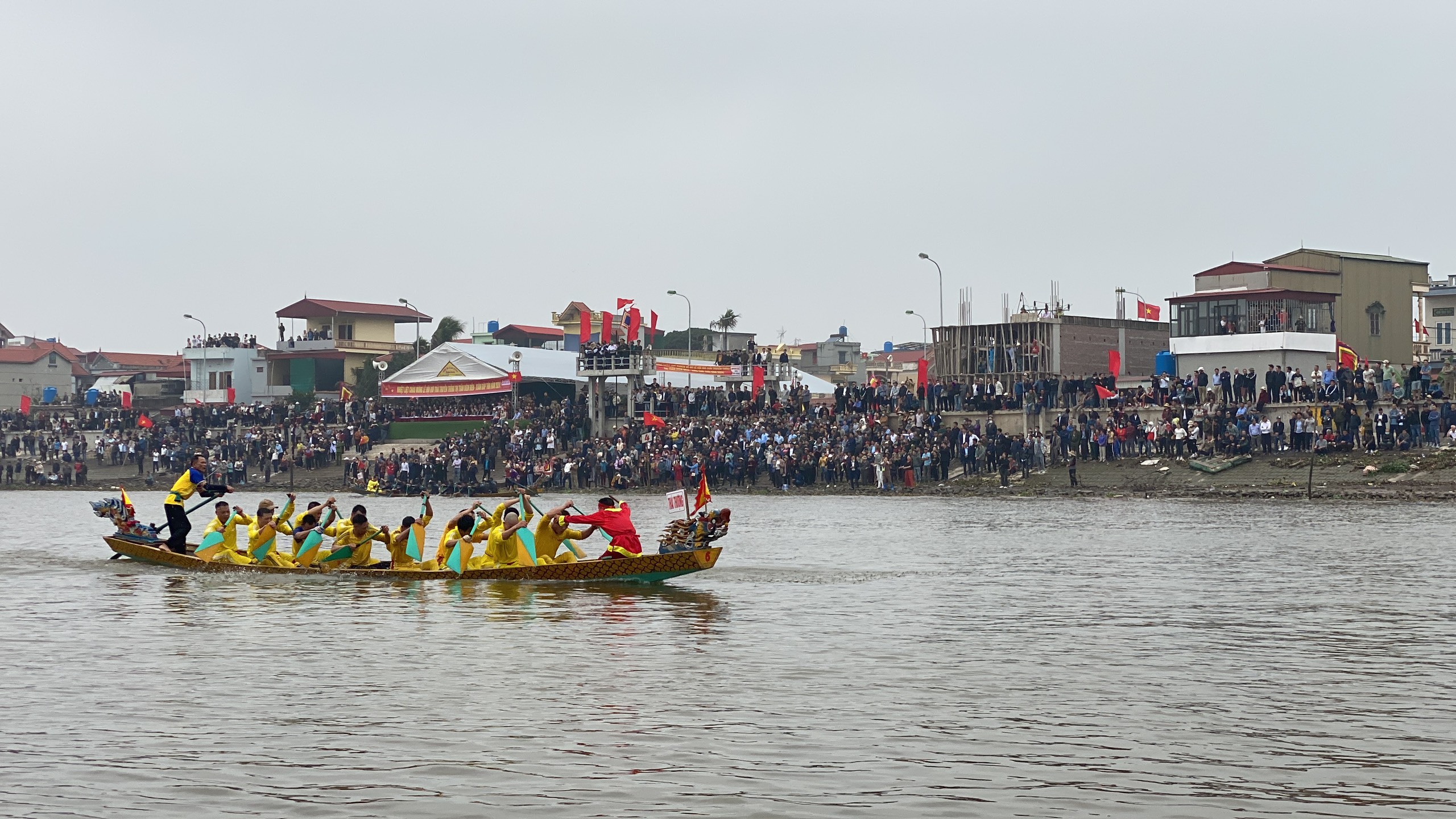 Nghìn người đổ về lễ hội bơi trải truyền thống thị trấn Diêm Điền- Ảnh 2.