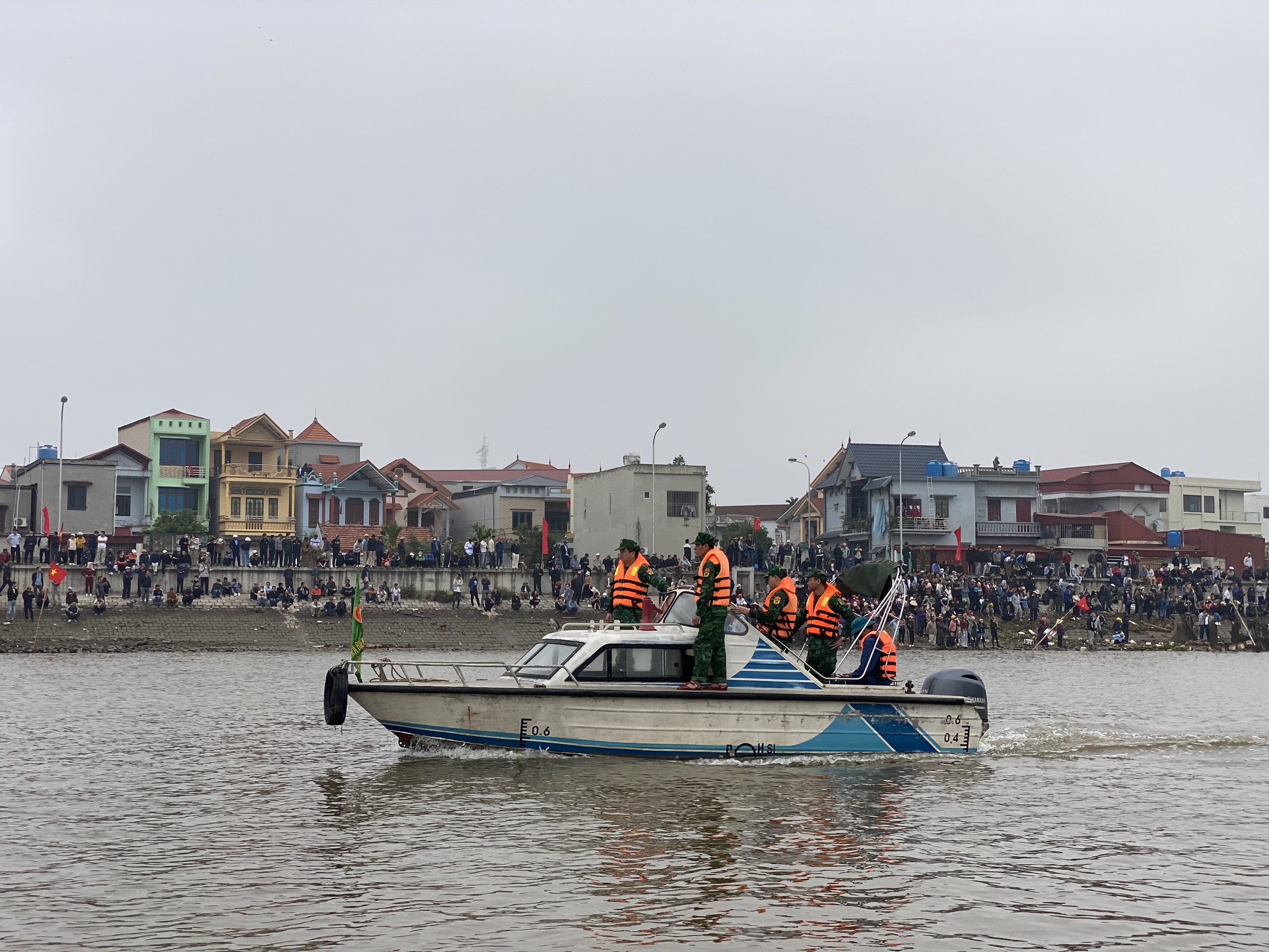 Nghìn người đổ về lễ hội bơi trải truyền thống thị trấn Diêm Điền- Ảnh 4.