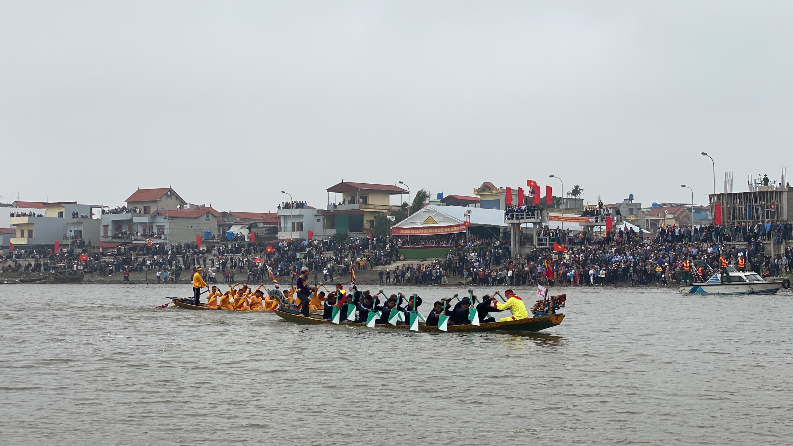 Nghìn người đổ về lễ hội bơi trải truyền thống thị trấn Diêm Điền- Ảnh 3.