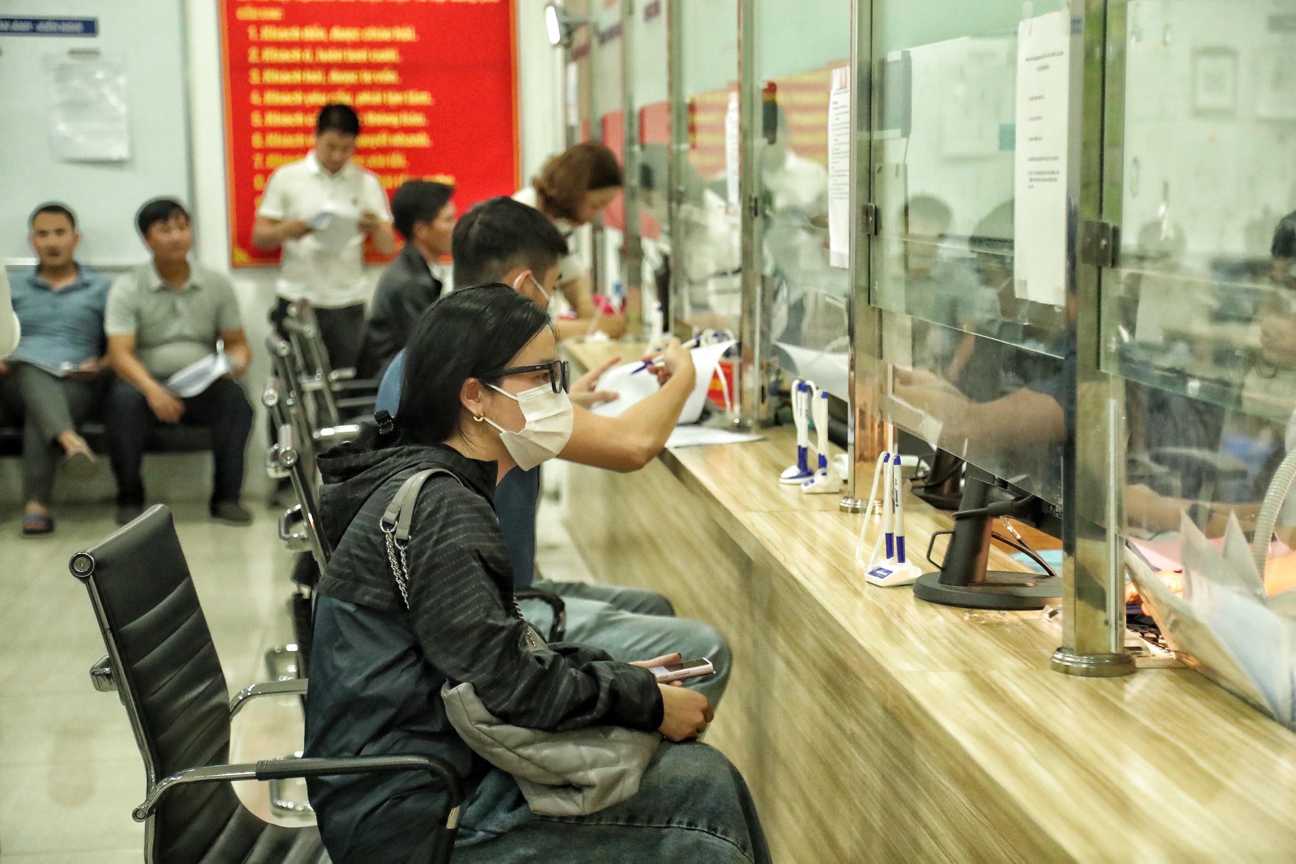 Người dân xếp hàng dài chờ cấp đổi GPLX ở Hà Nội- Ảnh 12.