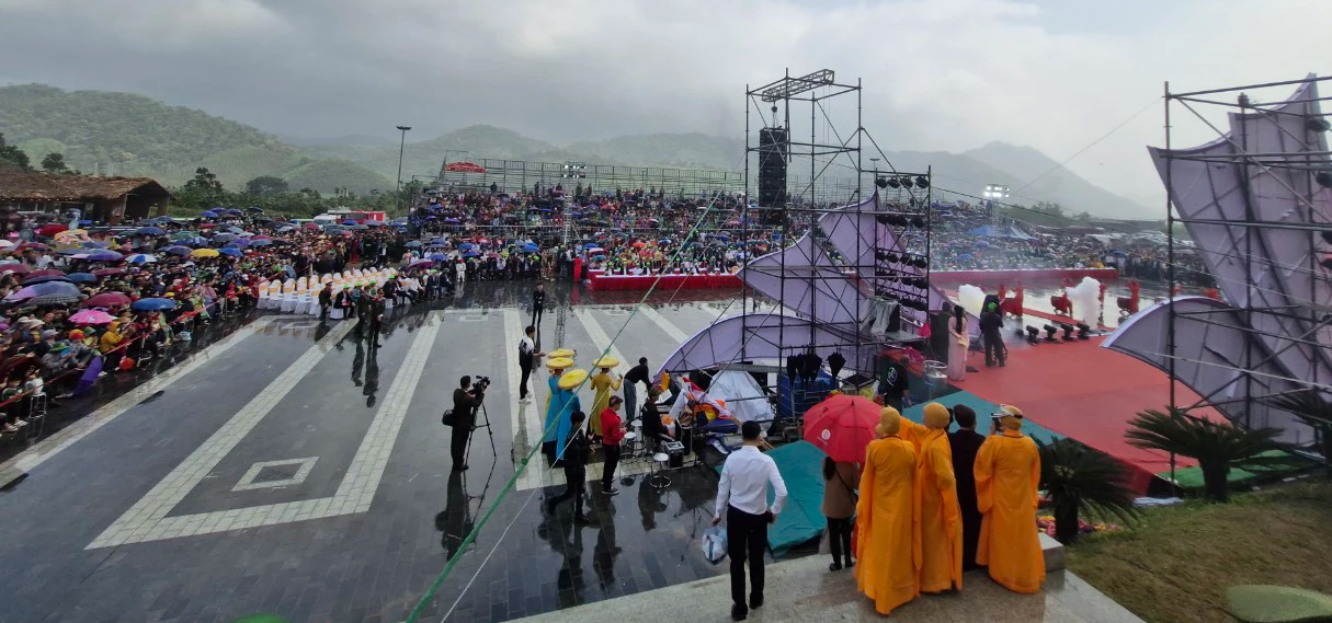 Hơn 15 nghìn người đội mưa, chen chân dự lễ khai hội xuân Tây Yên Tử- Ảnh 6.