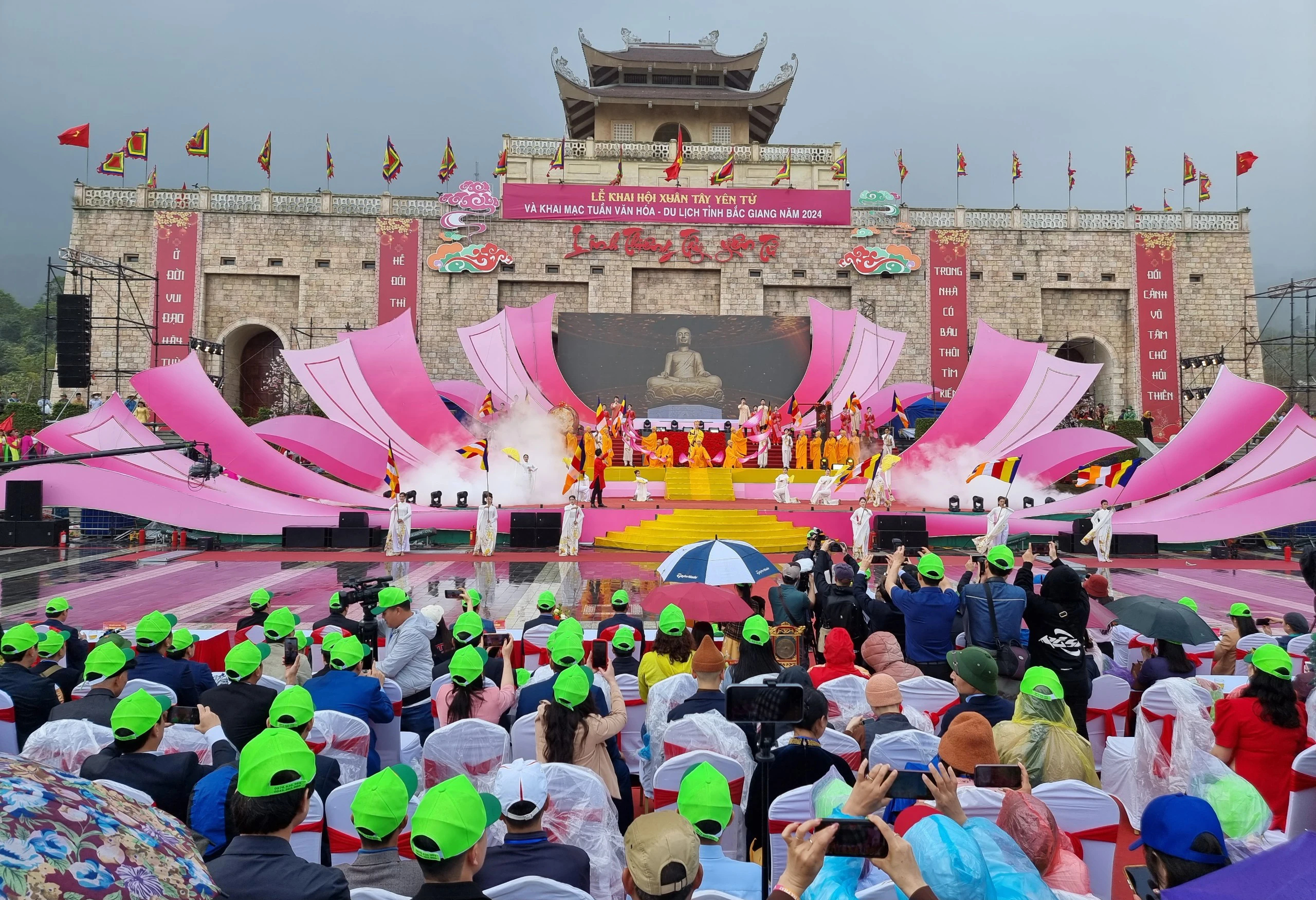 Hơn 15 nghìn người đội mưa, chen chân dự lễ khai hội xuân Tây Yên Tử- Ảnh 1.