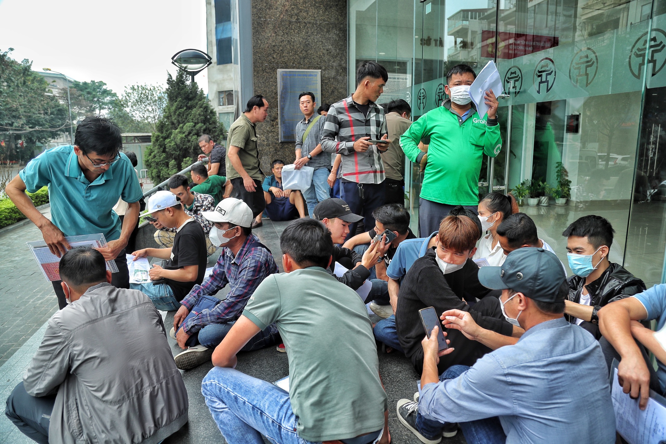 Người dân xếp hàng dài chờ cấp đổi GPLX ở Hà Nội- Ảnh 3.