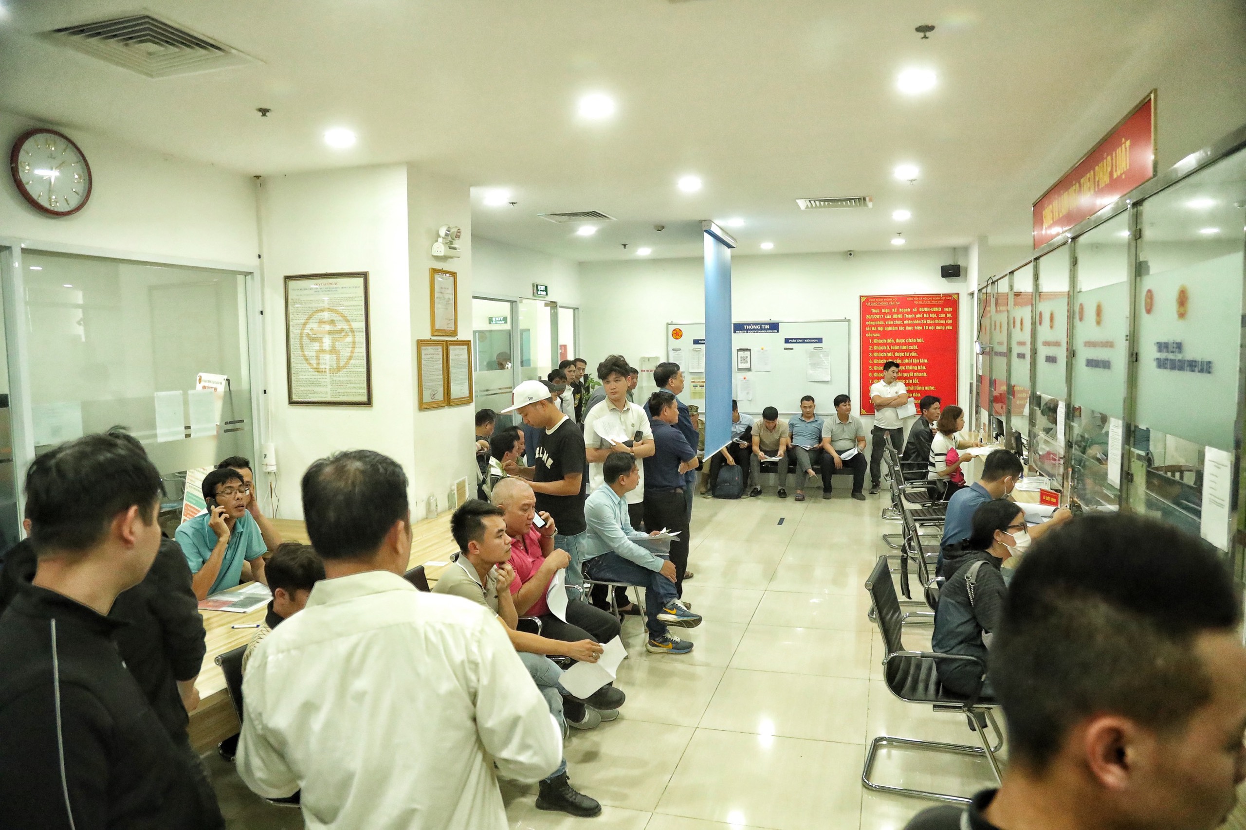 Người dân xếp hàng dài chờ cấp đổi GPLX ở Hà Nội- Ảnh 10.