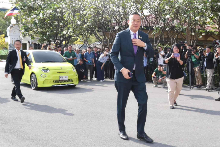 Thủ tướng Thái Lan tự lái xe điện đi làm- Ảnh 2.