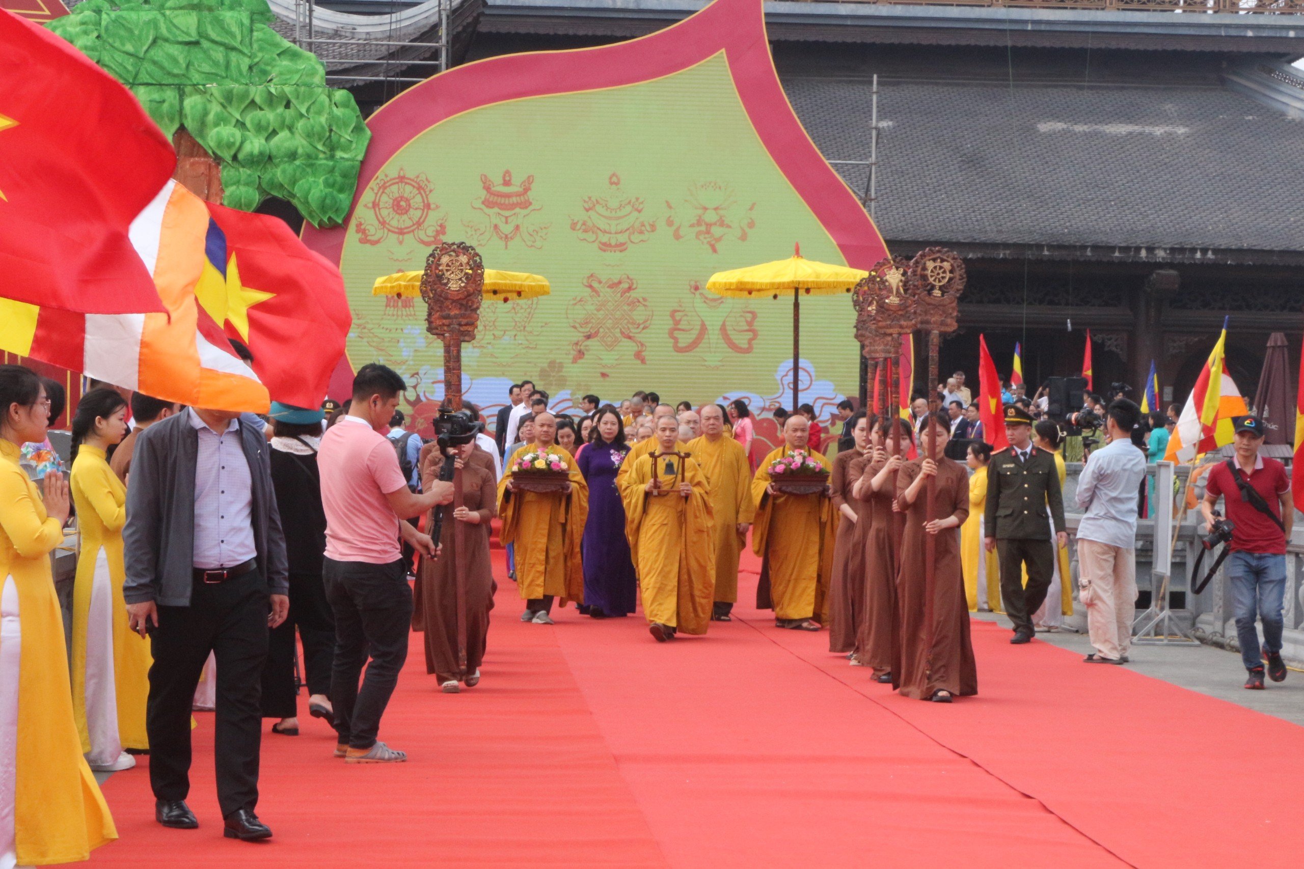 Nghìn người chen chân dự khai hội chùa Tam Chúc- Ảnh 2.
